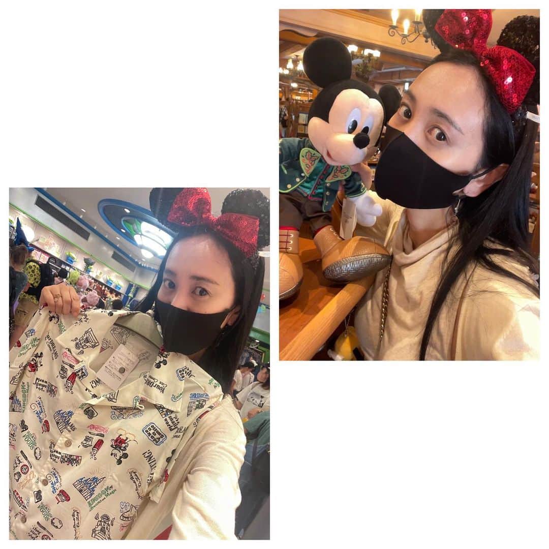 脊山麻理子のインスタグラム：「美女と野獣のコスチュームのミッキーとアロハシャツ♡可愛い♡ディズニーランドはお土産選ぶのも楽しいよね♡ #ディズニーランド #tokyodisneyland #アロハシャツ #ミニーちゃん」