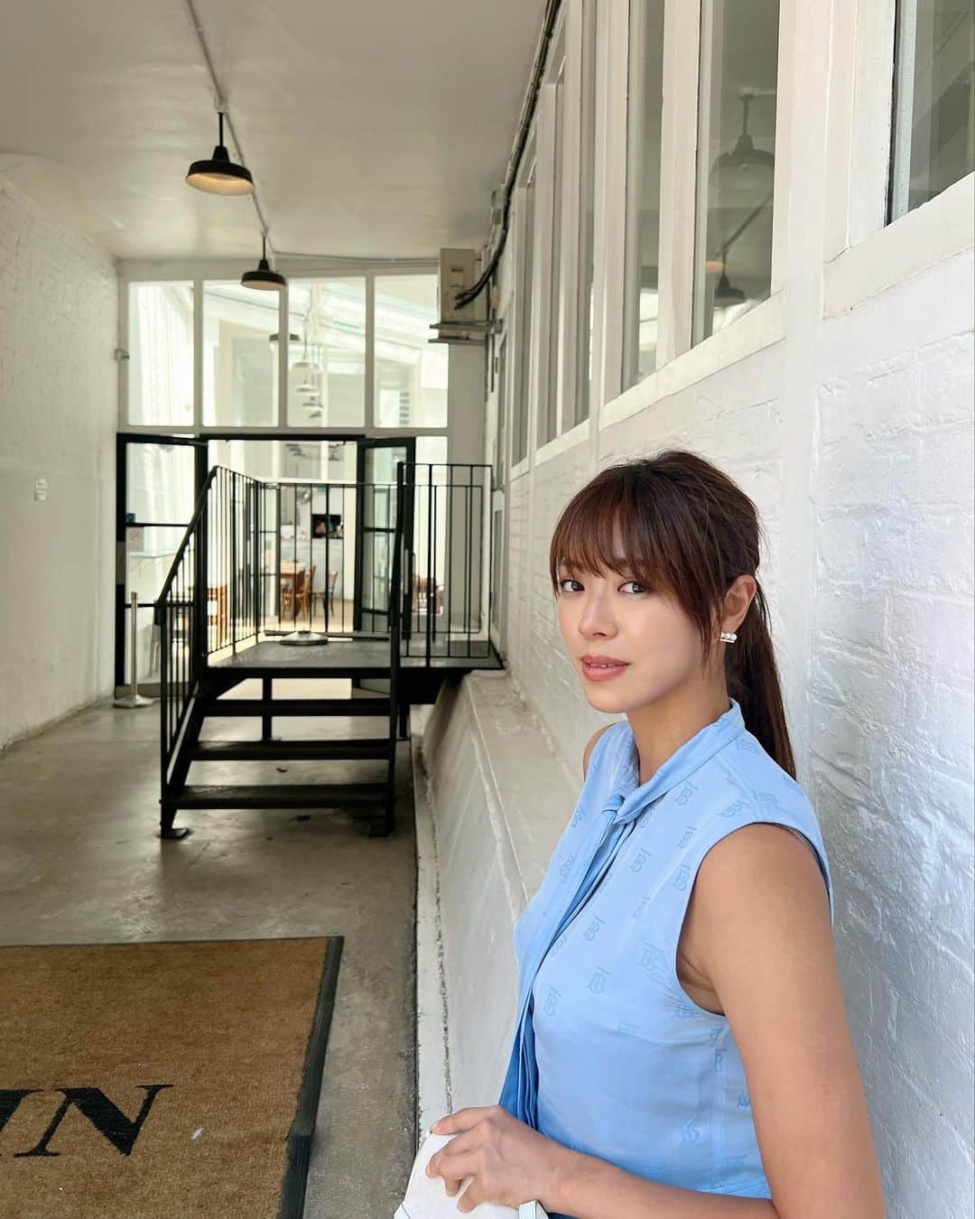 わちみなみのインスタグラム：「好きな色☺️  ブルーのブラウスと、ブラウンのリップ✨  明日18時はYouTubeアップの日☺️  サウナKUUさんにいってきたよ @kuu.sauna  お楽しみに。。♡  ファンクラブも毎日更新してるよ☺️  ⁡ ⁡ ⁡ #バリあつサウナ日和 #サウナイキタイ #sauna #サウナ女子 #サウナー　#サウナ巡り #サウナ部」
