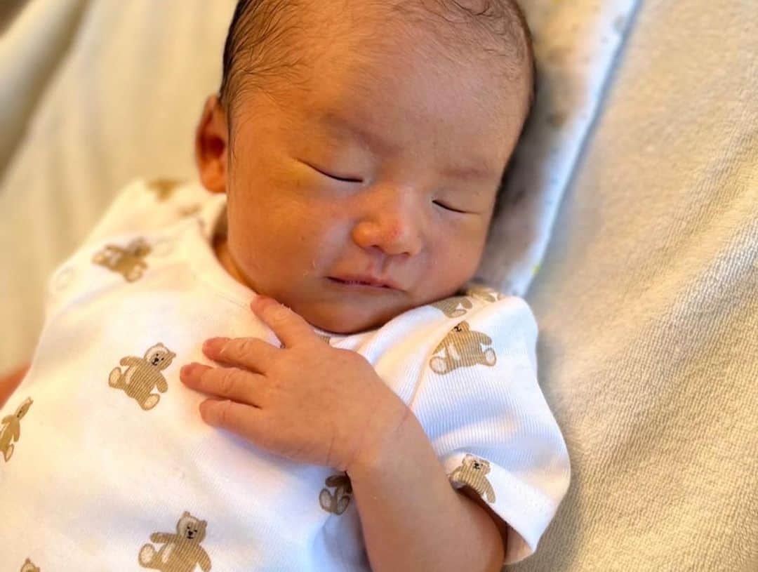 平尾壮のインスタグラム：「遅くなりましたが、先月6月25日に第一子の男の子が産まれました！  妻と息子とわんこの為に頑張る！ それしかない！」