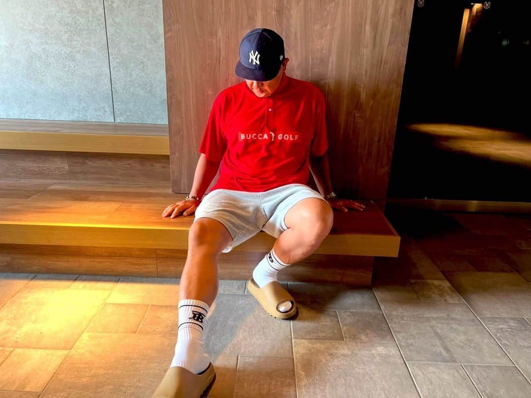 BUCCA 44さんのインスタグラム写真 - (BUCCA 44Instagram)「【ゴルフポロ】-2022 SS 2ND COLLECTION-  ブッカ×ゴルフ！サイズ展開充実のポロシャツです。  素材:ポリエステル 100％ 鹿の子 ※襟はリブ仕様 ※ホワイト・ピンクの生地は着用時の透け感を軽減させるため特殊な糸を使用しております。そのため生地の風合いが他カラーより柔らかくなります。 着用サイズ:4XL(男性) こちらの商品は受注生産になります。 お届けまで 2週間〜3週間の期間を要しております。 ご了承ください。  #bucca44 #tko木下#ゴルフウェア」7月21日 18時47分 - bucca44_official