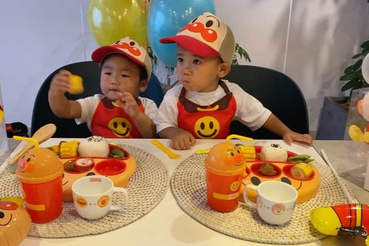 のインスタグラム：「昨日は2週間違いで生まれた俺と僕の2歳のお誕生日会でした＼(^o^)／saorinがアンパンマングッズを全部揃えてくれて、まるでアンパンマンミュージアム！主役の二人はと言うと、大好きなアンパンマンに囲まれて嬉しいはずなのに一切笑顔を見せてくれず緊張気味の様子。笑 そんな表情も愛おしくて大人達のカメラのシャッターが止まらなかった♡笑(音声はうるさすぎるので自粛。笑)成長をすぐ隣で見守り合えてイベントの度に一緒にお祝い出来て、息子にとっても私にとっても本当に心強い存在♡可愛いが溢れている俺と僕、2歳のお誕生日おめでとう！ #俺と僕#happybirthday#2歳男の子#2歳#アンパンマン」