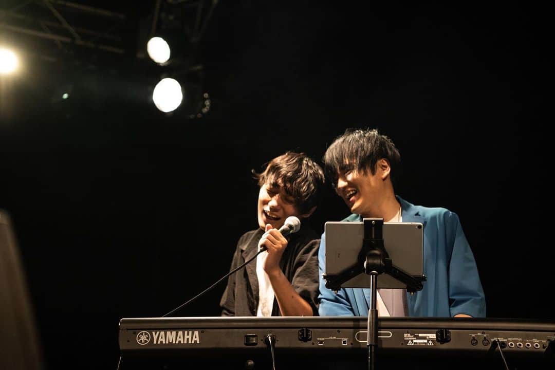 宇都直樹のインスタグラム：「🌈真夏のオーロラ🌈 会場 & 配信でありがとうございました！ 仲間っていいね✨ 歌の、音のオーロラが見えるようなライブを追い求めていきます✊ (photo Maki Takano)」