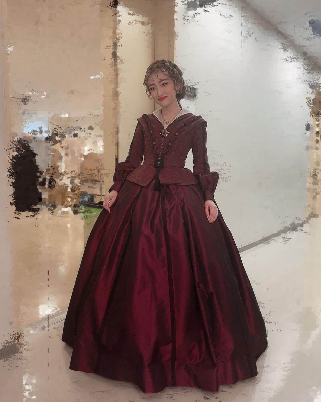 梅田彩佳のインスタグラム：「. . . 2着目の衣装！ 本当は妊婦さんの衣装もあるのですが、 あまりにも早替えが続くため、写真は撮れず🥲でも思い出は心の中に🫡 . . これ、名前がついてて😳 衣装合わせの時、 "次、貫禄ドレスで" って言われて . . はて？貫禄ドレス😳？ なんだなんだ？ と思ったのですが . なんとこのドレスには名前がついてたみたいです。笑 . . コージマは、物語が進むごとに 大きく逞しくなる姿を、 衣装、カツラでも表現してくださっていました。 素敵すぎるー！！ . . . わたし基本肌見せがほぼないのですが、 唯一少し首元が見えてます。 少しだけど☺️笑」