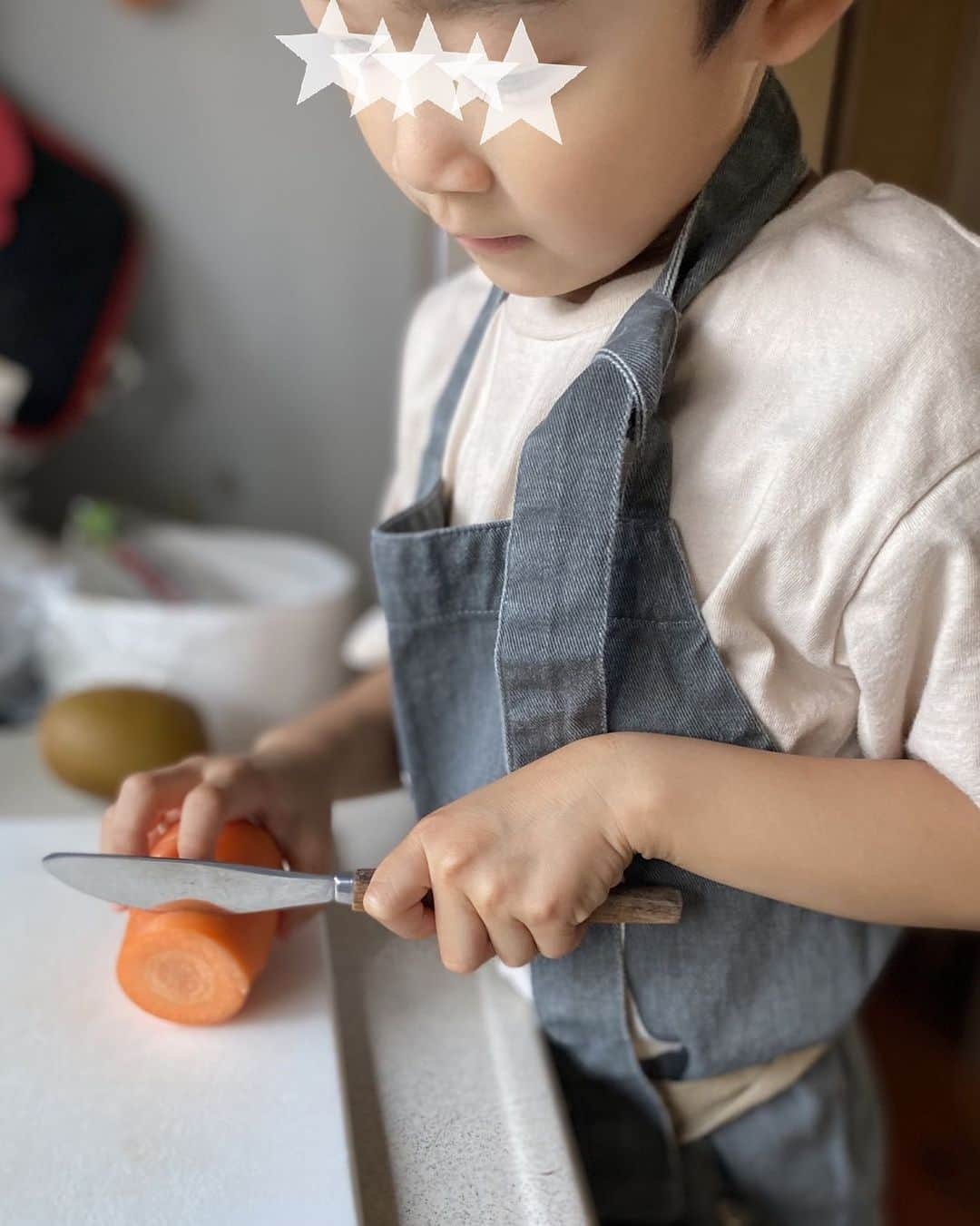 瀬奈じゅんさんのインスタグラム写真 - (瀬奈じゅんInstagram)「⁡ ⁡ ここ一週間程、急に「やだ！」が激しくなっていた息子。 これがいわゆる5歳児特有の「中間反抗期」ってやつか……と、覚悟していた主人と私。 ⁡ 所が突然、急にいい子ちゃんになったのです！ ⁡ 母「おもちゃお片付けしようか？」 息「はいっ！」 父「そろそろお風呂入ろうか？」 息「はいっ！」 ⁡ ……なんか……不気味なんですけど……。 ⁡ ま、またすぐに「やだ！」が発令される事でしょう。 ⁡ ⁡ ５歳児の  心はいつも  秋の空。 ⁡ ⁡ #５歳児 #中間反抗期 #でも突然 #ママ抱っこして … #と甘えてくる #かわいいかよ ⁡ #自分で何でもしたい #でも出来ない #葛藤してるんだろうな …。 #見守りながら #寄り添うのみ」7月21日 20時02分 - junsena_official