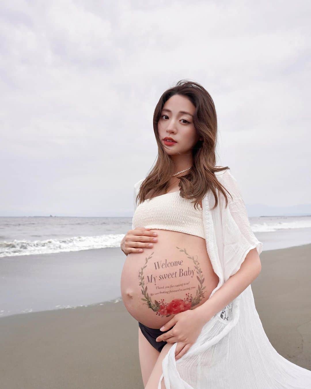 のインスタグラム：「臨月に最後のマタニティフォト🤰🏼🧡  大きめBabyになるのかな？🥺 もう産まれておいで〜👶🏼！  #プレママ #新米ママ #令和4年ベビー #マタニティフォト #マタニティライフ #マタニティフォトセルフ #妊婦コーデ #マタニティ記録 #妊婦生活 #妊娠後期 #妊婦 #ぷんにー #妊娠10ヶ月 #臨月 #臨月妊婦」
