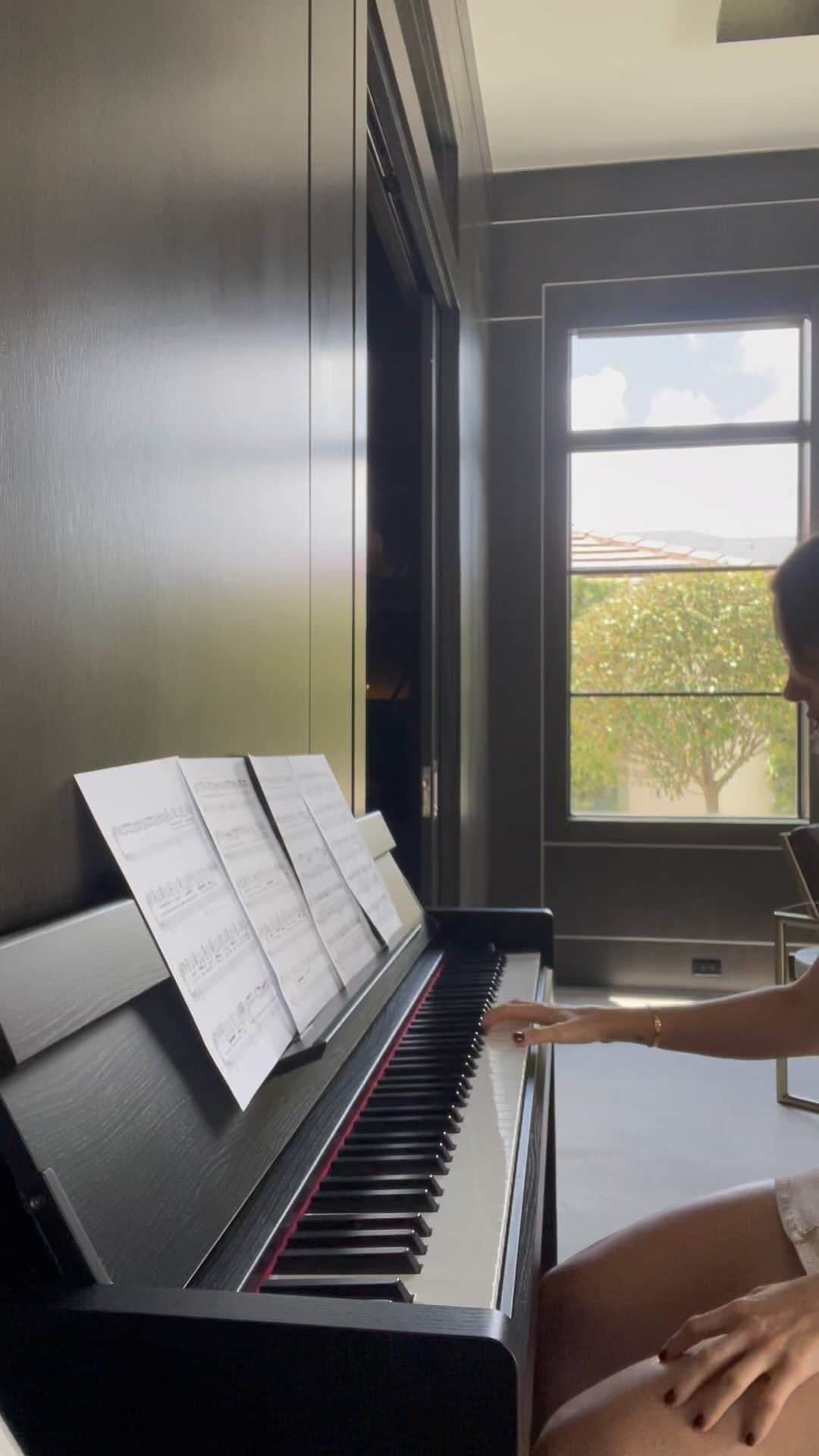 ベアトリス・レカリのインスタグラム：「⁣“On my way” from Jennifer Lopez ⠀ ⠀ Art and music are life ❤⠀ ⠀ #piano #JenniferLopez #pianomusic #love #luxurylifestyle」