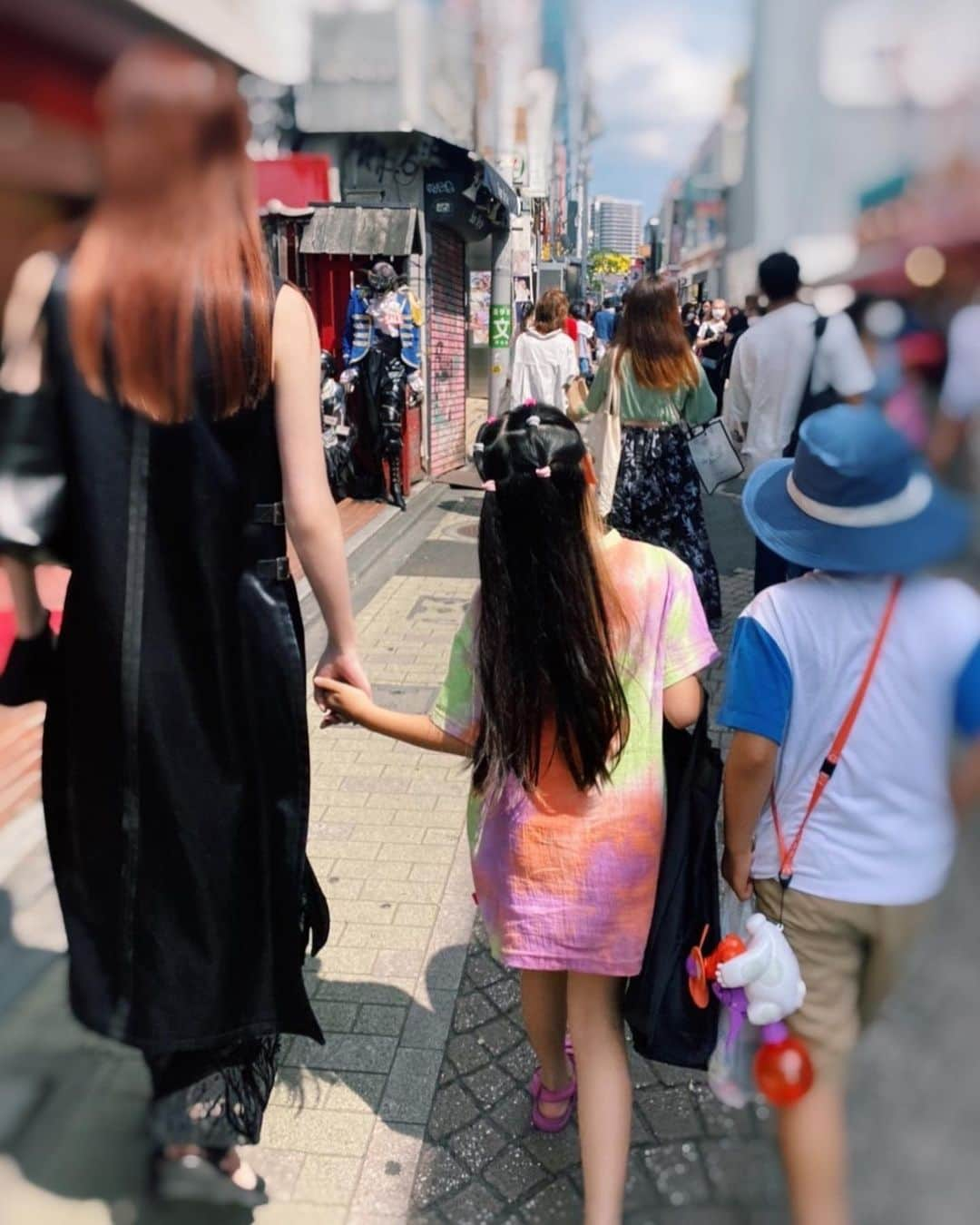 ベビちぃ。さんのインスタグラム写真 - (ベビちぃ。Instagram)「夏休みだーっ🌻💗 今日はお友達と原宿に遊びに行ったよ！ 電球ドリンクを飲んだり、スライム作ったり、🐷カフェにも行きました。 次また行くときは哺乳瓶ドリンク🍼を飲んでみたいな！動物カフェにも行きたい🥰 #原宿 #マイクロブタ #マイクロブタカフェ #電球ソーダ #原宿スイーツ」7月21日 20時37分 - babychi_official