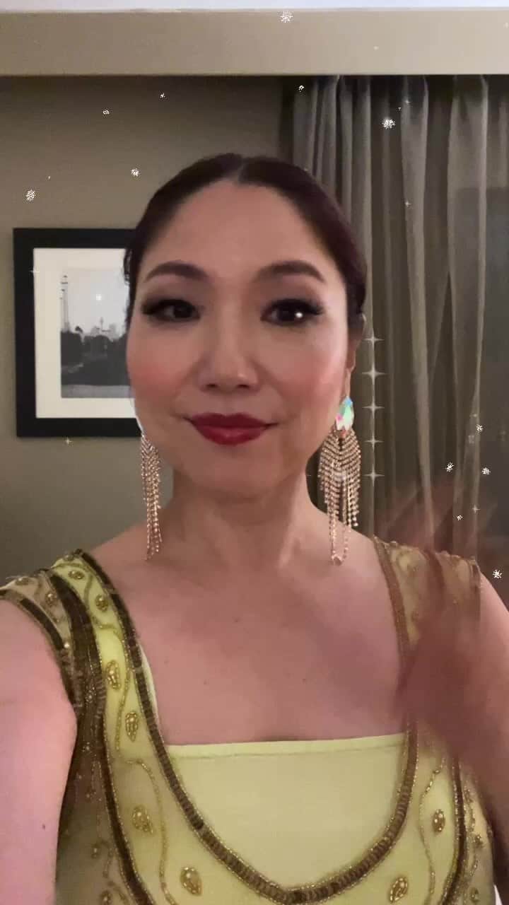 有坂美香のインスタグラム：「【Day 2 After Interview, before Dinner INSTALIVE!】Lets Sing and celebrate diversity! Mrs.World Universal Japan Ambassador 2022  ☆.｡:･✶.｡:*･☆.｡:*☆.｡:*･✶.｡:*･*･☆.  今日コンテスト３日目は 審査員5人からの質疑応答!!! このインタビューは コンテストの40%を占めるので とても重要です。 その時のことはまた追って！ とにかく インタビューが終わって ホッとしました！  夜は主催の @msworlduniversal  とスペシャルディナーへ！ その前に少しだけ ルームメイトのかんちゃん @michiyokambe と インスタライブしました！ 突然のゲストも❤️💄 @noli_makeup_jp @noli_facialdesigner   ☆.｡:･✶.｡:*･☆.｡:*☆.｡:*･✶.｡:*･*･☆. いつも応援ありがとうございます！ 投票について日本語は下へスクロール♫ People's Choice Award, double point the next 24hrs (Until July 21st.  I am in Sidney Australia, challenging in a world pageant called Ms.World Universal!  And  please🙏please🙏make a note for my people's choice award, your donation toward Tour De Cure, Australian Cancer support center  will count towards my title in a contest!  I am Ms.Japan Ambassador https://www.worlduniversalproductions.com/2022-universal-world-contestants?pgid=kcp3sev4-03676ebc-3778-44c2-a64a-518e3716817f  ミズワールドユニバーサル世界大会 人気投票People's Choice Award 投票よろしくお願い申し上げます‼️ 皆さまからの、オーストラリアの癌治療サポートセンターTourDeCureへの寄付が本日7/21いっぱいポイントが2倍になります‼️ 1ドルからPayPalにて寄付可能、 スマホからは写真の下のリンクを長押しでJapan Ambassadorを選択✅ 画面下のQRコードからはPayPalアプリに飛びます。ご質問ある方は是非ご連絡くださいね！この投稿右上の「・・・ 」を長押ししてリンクアイコンをタップするとURLがコピーされます♫  You can donate from a doller via PayPal which counts for my points toward the title in the contest❣️  If you could vote for me＝make a donantion, I'd appriciate it sooo much!! Thank you!!!  @mrs_intl_japan @msworlduniversal  #有坂美香 #有坂美香andthesunshowers　 #ローズクルセイダーズ #ミズワールドユニバーサル  #社会貢献  #rosecrusaders #シンガー　#msworlduniversal #worlduniversalproductions #msworlduniveral2022 #WUPDownUnder #WUPinSYD #missworlduniversal2022 #teenmissworlduniversal2022」