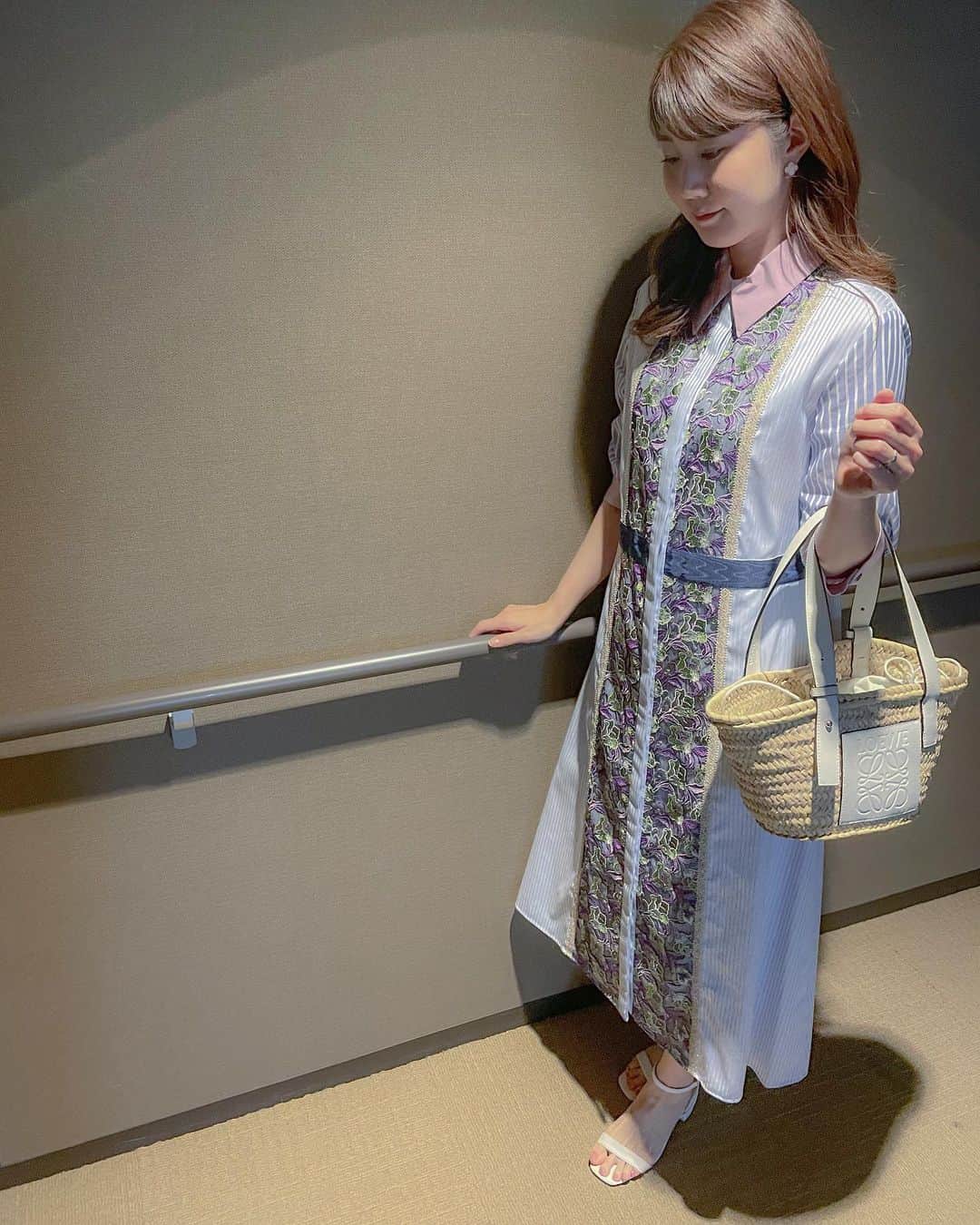 西木恵美里のインスタグラム：「このたび、お洋服のブランドADELLY( @adelly.tokyo )の公式アンバサダーに就任させていただきました🤍  2年半ほど前にADELLYのお洋服をSNSで見てとトキめいて、それからは特別な日に欠かせないお洋服に…🩰 大切なお友達の結婚式や、先月は自分のお誕生日にもADELLYのお洋服を着て出かけました🤭  オーガンジーが軽やかなワンピースや、刺繍が繊細なブラウスなどなど、素敵なアイテムがたくさんあるのでこれから少しずつご紹介できればと思います❕  過去に投稿した中にもADELLYをタグ付けしているものがあるのでよければチェックしてみてください🏷 . . .  🍇今回の着用アイテム🍇 パッチワークエンブロイダリーワンピース ￥53,900 （税込） 毎シーズン⼤⼈気のパッチワークシャツシリーズのワンピース。 今回は 7 つの⾊と素材を絶妙なバランスでまとめ、遊び⼼と上品さを楽しめるデザインに仕上がりました。 七部袖丈とミディ丈のスカートで軽やかなシルエット。 中央のヴィンテージ調のエンブロイダリーは⽇本に1台しかない織機で作っている贅沢なアイテムです。 シャツ⽣地はイタリアのアルビノ社のもので、原材料からの完璧な管理により優雅な品質を備えています。 (公式ウェブサイトより)  #adelly #adellyofficialambassador」