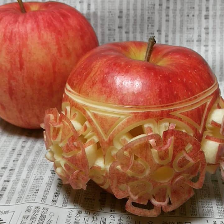 gakuのインスタグラム：「🍎apple これは中国彫刻  #フルーツカービング#carving #applecarving #fruitcarving#fruit#🍎#apple #野菜アート #野菜彫刻 #果物アート  #果物彫刻」