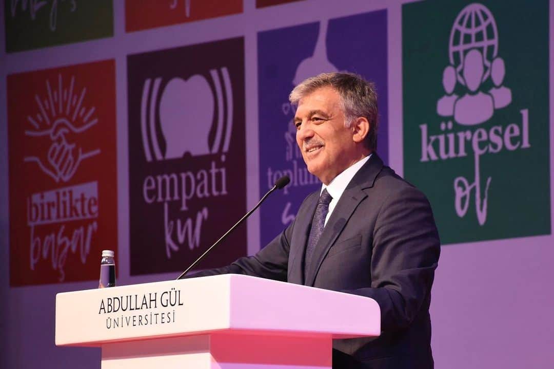 アブドゥラー・ギュルのインスタグラム：「AGÜ’nün 5. mezuniyet törenine katılarak öğrencilerin sevinçlerini paylaştım. Ayrıca birinci olan öğrencilere diplomalarını verdim. Seçkin üniversiteler arasında yerini alan AGÜ’nün başarılarından dolayı da gurur duydum.」