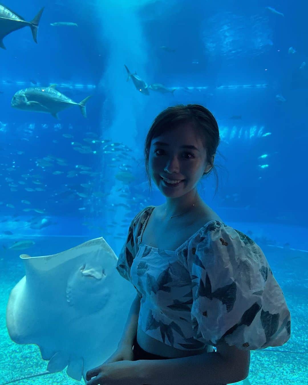 のインスタグラム：「.  家族で沖縄旅行に行きました🌺  念願の美ら海水族館🐟 楽しかった〜〜😳」