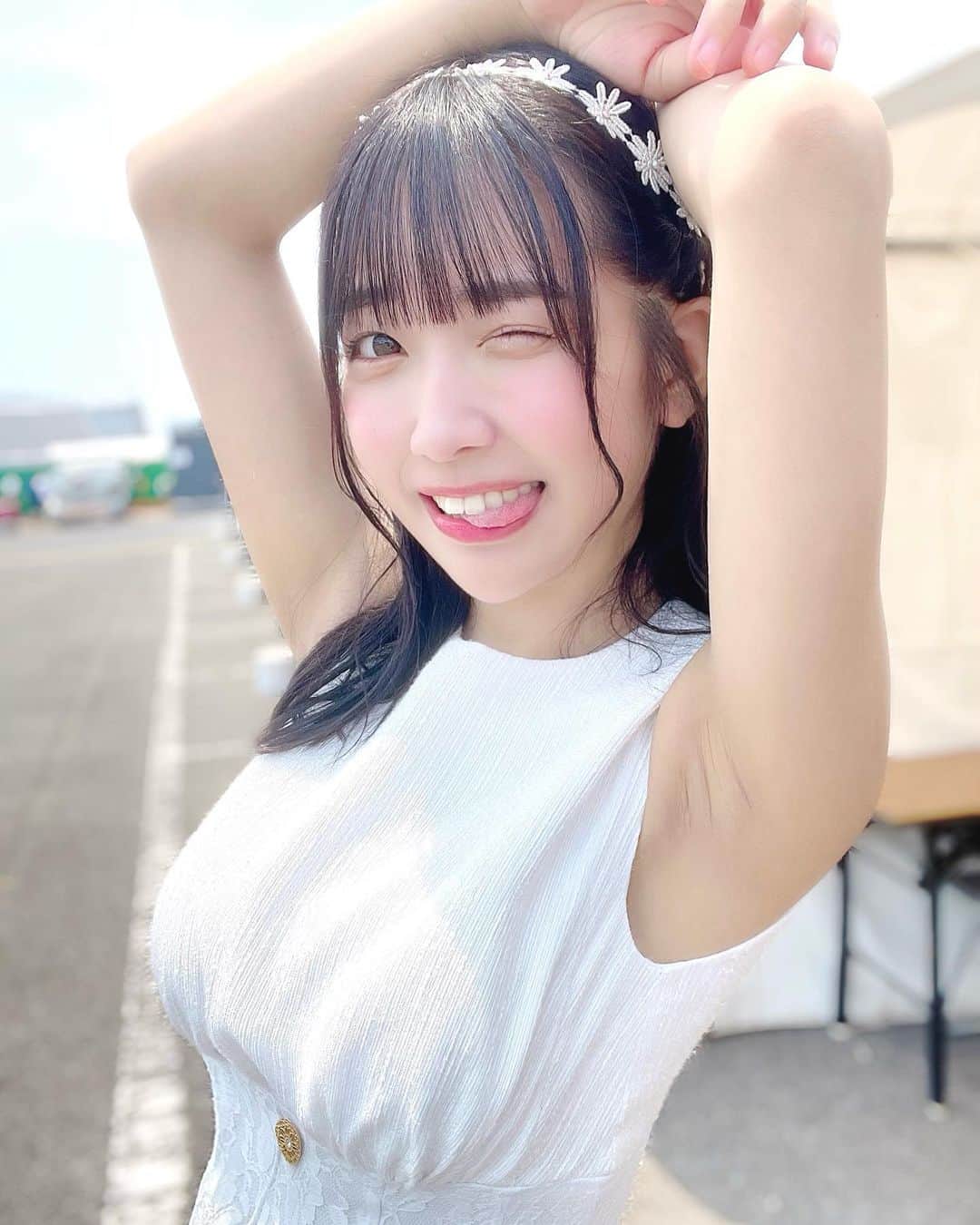 天羽希純のインスタグラム：「今日は両腕💕  #アイドル #グラビア #gravure  #コスプレ #cosplay #谷間 #適乳 #巨乳 #フェチ #くびれ  #脇」