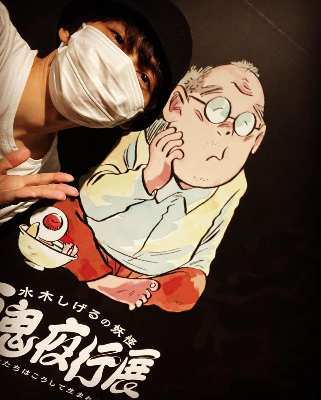 梶裕貴さんのインスタグラム写真 - (梶裕貴Instagram)「「水木しげるの妖怪 百鬼夜行展～お化けたちはこうして生まれた～」に行ってきました。  水木先生がどんな想いで妖怪たちを描かれてきたのかが丁寧に丁寧に展示されており、とても楽しかったです。 勉強になりました。  入口付近には提灯が沢山あって、暗くなってから訪れると雰囲気ありそうです。  妖怪カメラを使うと、巨大がしゃどくろが登場！  ぬりかべと記念写真。 目がキュートでした。  水木先生の世界を肌で感じる時間。 今日の感動を忘れずに「#令和悪魔くん」の収録、頑張ります。  悪魔くんグッズが嬉しすぎて、大量に買ってしまいました😌 鬼太郎のボールペンは沢城にあげよう。  #水木しげるの妖怪百鬼夜行展 は9月4日(日)まで開催中です！ぜひ👻  ちなみに… このあと「#特別展アリス」と「地球がまわる音を聴く：パンデミック以降のウェルビーイング」展にもはしごしました。 三つの企画展からの刺激、最高でした。  美術館の空気、大好きです。 住みたい。」7月21日 22時00分 - yuki_kaji_official