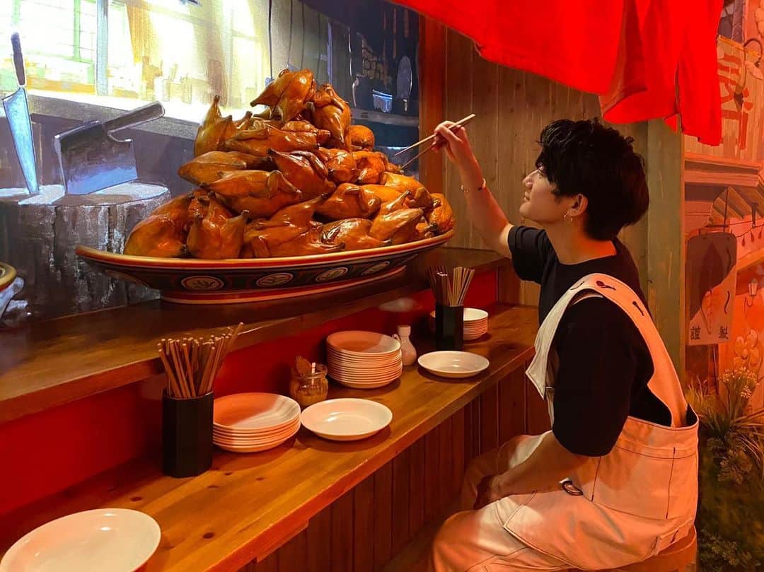 のインスタグラム：「この写真の場所わかる人〜？  ヒント＝ブタ  さぁみんな元気してる？ 夏バテしなてない？ ご飯食べて、いっぱい水飲んで 気をつけながら楽しんでいこうね♪  俺は次の舞台のダンス稽古始まったりしてて、可愛いダンスやカッコいいダンスしてるよ〜‼︎  色々な事が中止なったりしてるけど 本日、解禁したやつはみんなと楽しくできそーで嬉しいよ😊  shya7もチケット完売、アフターはあと少しあるみたいやから、まってるよ。  8/4（木）19時～ 俳優・松浦司さんの番組「松浦司SPクッキング」の配信が決定🎉 cookpadLive cafe心斎橋では観覧配信も✨観覧の抽選応募は7/25（月）23時59分まで😊 fortune-cookie.cookpad-tv.com/events/211/lot… 当選者には7/26（火）15時以降にメールにてご連絡❗️  大阪の心斎橋でやるよ‼︎ 観覧配信もあって生で料理人、司を見れるチャンス。 てか初めてです😳  人数制限あるけど会えるの楽しみにしてるよ⭐︎  🟥明日７月2２日　12:00  もチェックよろしくね  #松浦司#松浦司SPクッキング #cookpadLivecafe心斎橋#大阪」