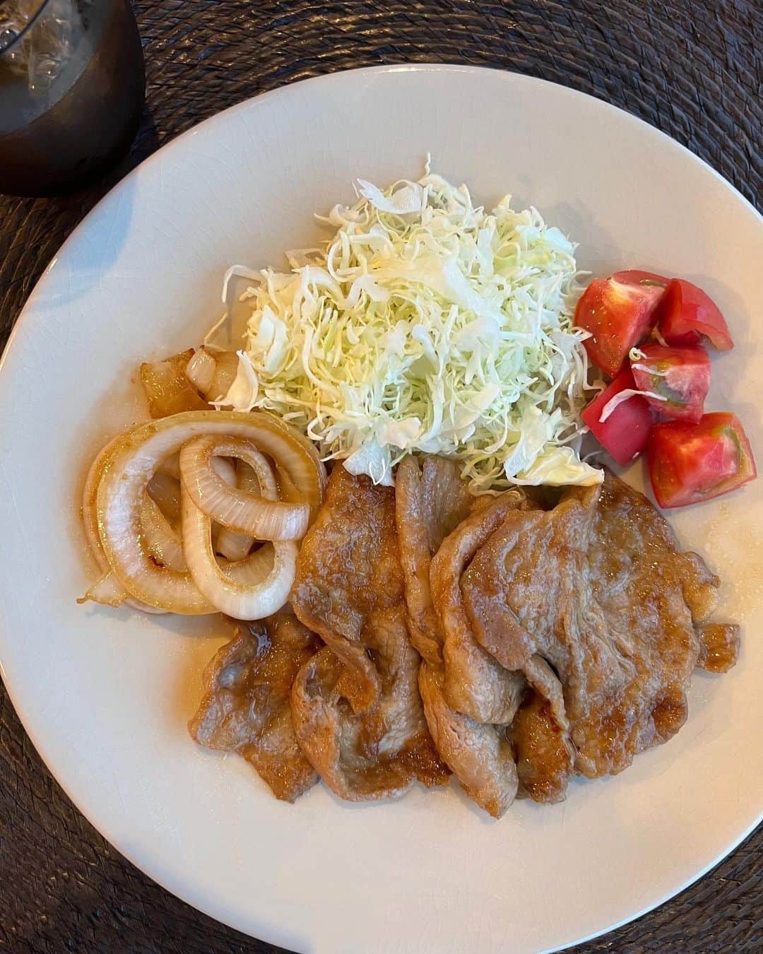 のインスタグラム：「生姜焼き作りました🎐  ガッツリご飯が好きです🍚」