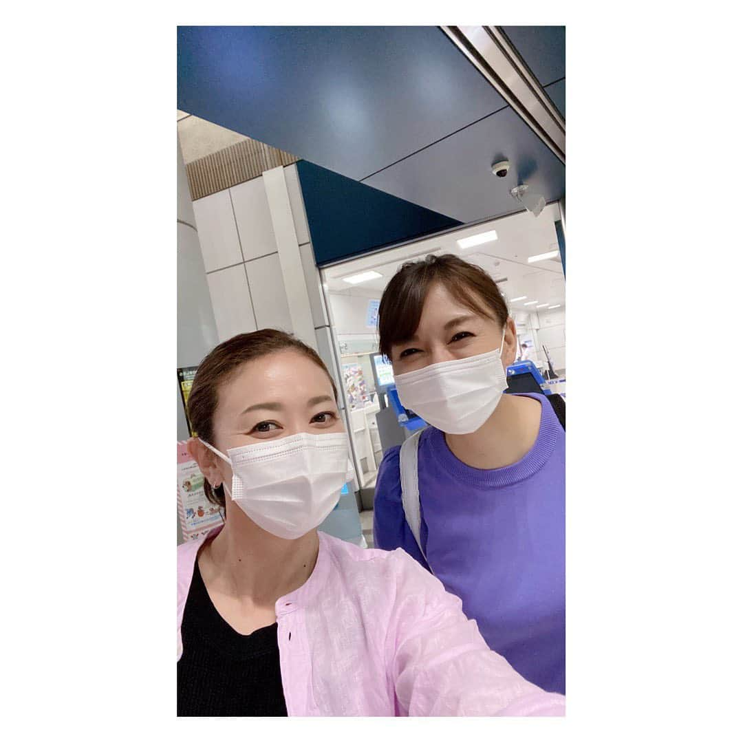 田中雅美さんのインスタグラム写真 - (田中雅美Instagram)「名古屋からの帰りの新幹線で小椋久美子ちゃん　@kumiko_ogura_official  にバッタリ！  ・ ・ 数ある便のなかで、同じ号車、前後の席、すごくないですか😆 偶然会える喜び、ふたたび❤️❤️  ・ ・ #新幹線 #小椋久美子　ちゃん #偶然 #嬉しかったよ」7月22日 9時54分 - tanakamasami_official