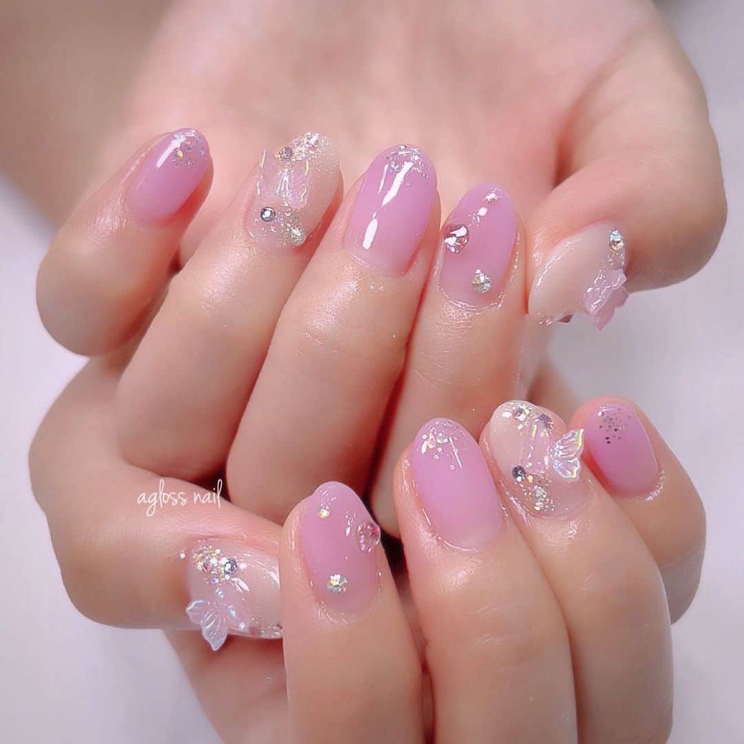 のインスタグラム：「💜💓💜💓 ちゃら〜ん！✩° 前回のネイル♡ ↪︎ @agloss_nail 💓 やっぱり紫色がすき〜！ ごじまんのネイルさ〜！ 薄紫色のちょうちょがめちゃくちゃ可愛かったです🥰 りょうこさんいつも本当にありがとうございます〜〜〜♡」