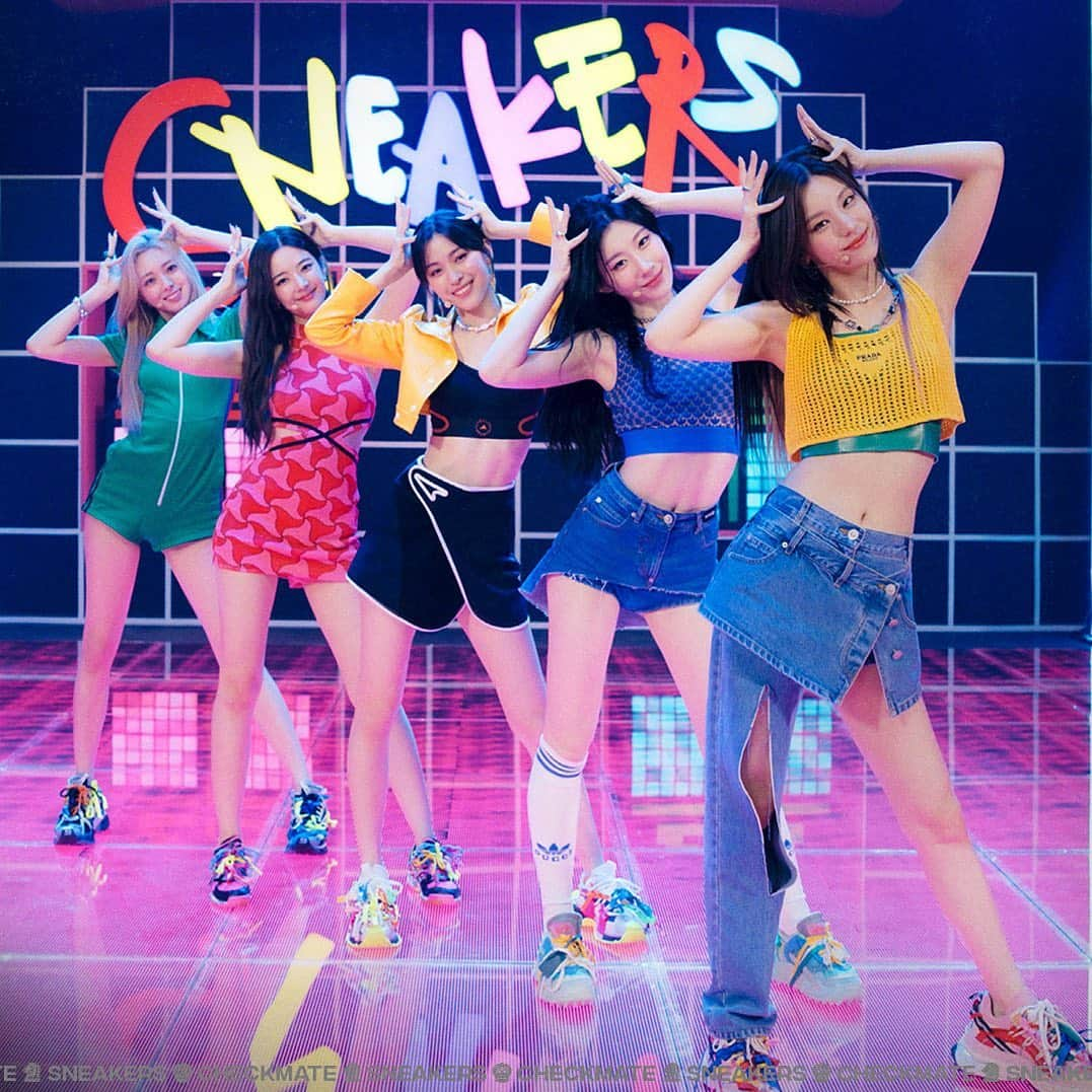 ITZYさんのインスタグラム写真 - (ITZYInstagram)「ITZY X The Late Show with Stephen Colbert #LateShowMeMusic  📢 YouTube PREMIERES COUNTDOWN https://youtu.be/IX5mo0lmRPc  👑 Play on YouTube 7.22 FRI 9PM (EST) / 7.23 SAT 10AM (KST)  #ITZY #MIDZY #ITZY_CHECKMATE #ITZY_SNEAKERS #SneakersChallenge #LSSC @colbertlateshow @StephenAtHome」7月22日 10時17分 - itzy.all.in.us