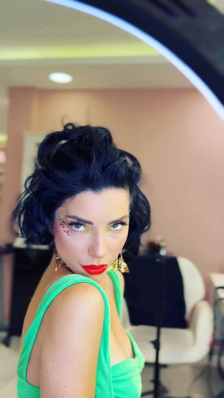 Merve Boluğurのインスタグラム：「@gulhanaydiin makyajım @hazaltetikofficial bakım Saç @ugurozzdmr @eminecirayhair」