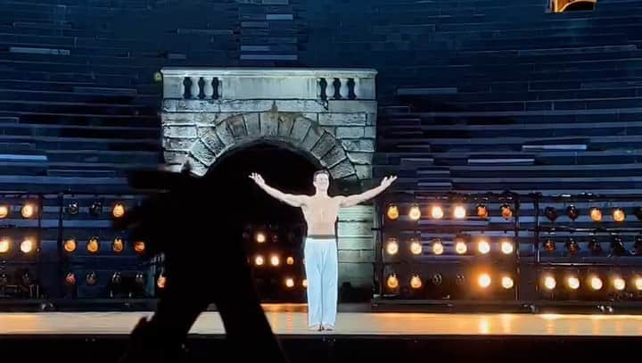 ロベルト・ボッレのインスタグラム：「Ma era una serata di balletto o un concerto pop? 😅 Grazie al pubblico meraviglioso dell’Arena! 💥💥💥 @arenadiverona #robertobolleandfriends #bolletour22」