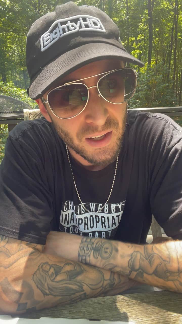 クリス・ウェビーのインスタグラム：「Sorry for length on this one, but the people of Atlanta deserved an explanation for the show being canceled.   Other than that, the #EndangedSpeciesTour starts next month 🤬🕸」