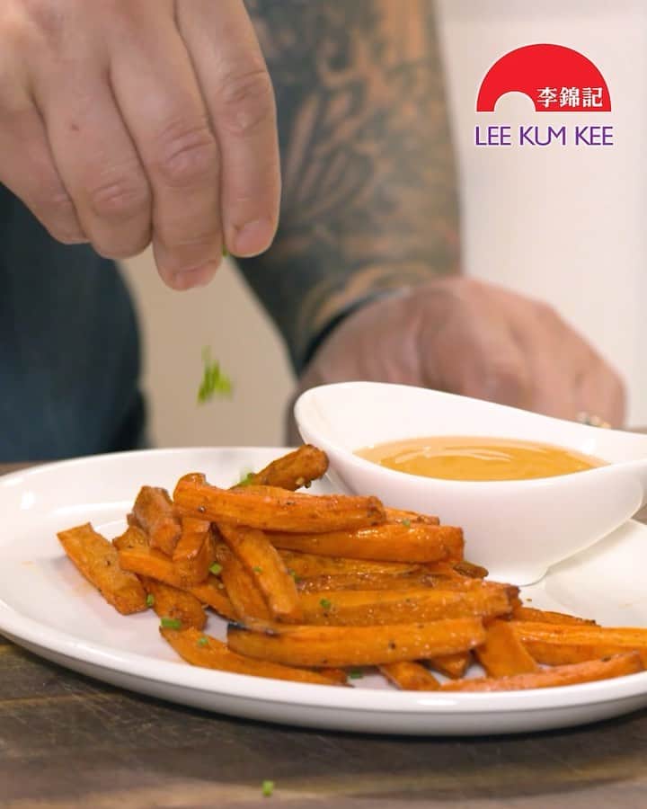 Lee Kum Kee USA（李錦記）のインスタグラム：「Honey Sriracha Roasted Carrot Fries might just be the best dish of the summer! 🔥Check out the full video tomorrow at 11 AM PST for Chef @jettila to walk you through this awesome dish! Who can’t wait to try this recipe with our Lee Kum Kee Sriracha Chili Sauce?」