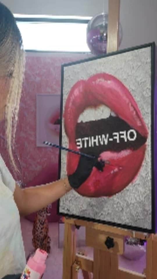 のインスタグラム：「LIP SERVICE ❤️👄   Watch Lola embellish one of our best seller, Off Lips💋  Also, Check out our link in bio to shop all our new decorative surfboard!#olivergal #painting #artist #theOGclub #wallart #homedecor #inspo」