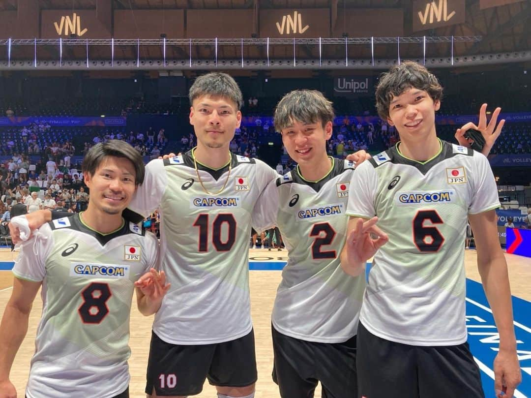 高橋健太郎のインスタグラム：「2022年VNL沢山の応援ありがとうございました✨ 多くの経験と成長をさせていただきありがとうございました✨ また新たに頑張っていきます☺️ 大好きな戦友と🔥🇮🇹 #龍神日本 #東レアローズ  #心は一つ  #ありがとうございました」