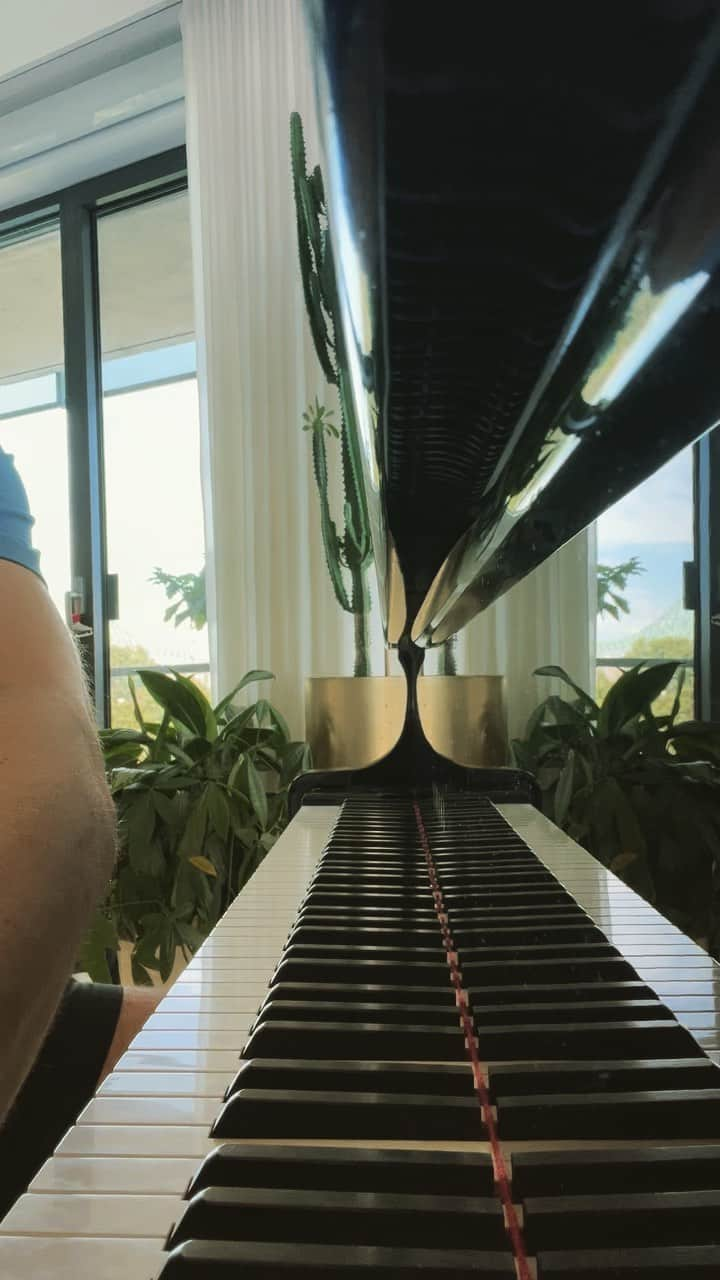 エリック・ラドフォードのインスタグラム：「Meditation for your afternoon. 🧘🏻‍♂️  #relaxingmusic #spa #piano #music #composition #pianomusic #grandpiano」