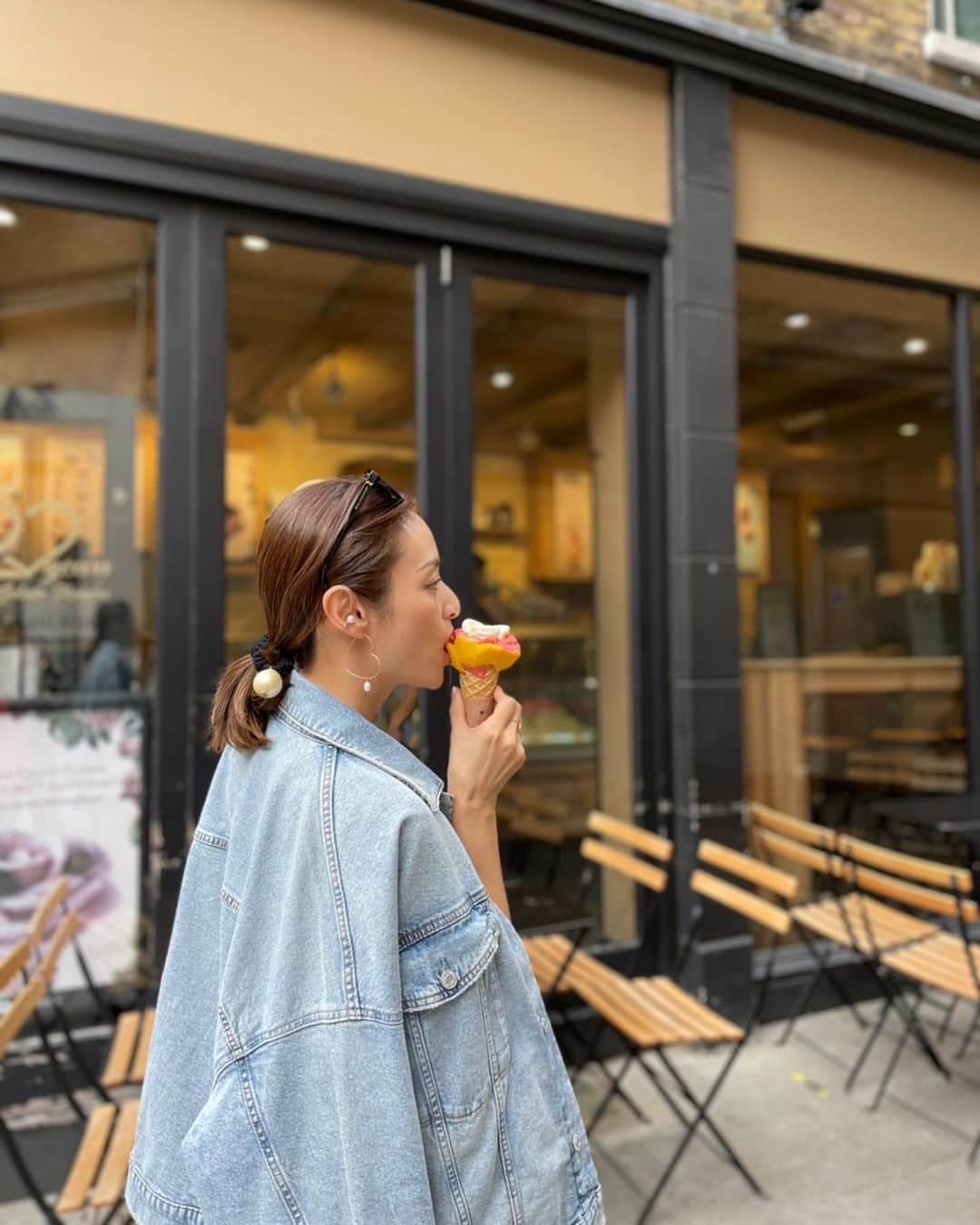 畑田亜希のインスタグラム：「お花の可愛いアイス屋さん🌹🍦  大きいお兄さんが大きい手で器用に作ってくれました😆  それにしても街がどこもオシャレだわ✨  #2022 #london #icecream #summer #イギリス #ロンドン #お花のアイス」