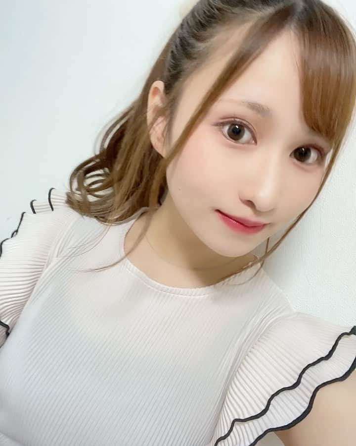のインスタグラム：「. おはようございますっ！！ . 先日、お久しぶりにポニーテールだったんだけど、 お久しぶりで恥ずかしかったっ🙈💕 . . 今日もお仕事頑張るぞっ୧⃛(๑⃙⃘⁼̴̀꒳⁼̴́๑⃙⃘)୨⃛ . . . ❤️写真集『ビキニパークへようこそ』発売中❤️ . ❤️トレーディングカード発売中❤️ . . . #ミスFLASHグランプリ  #アイドル  #idol #モデル #model  #童顔  #japanesegirl #japaneseidol  #asiangirls #asian #asianbeauty  #ig_japan #igers #picoftheday #lingerie  #童顔女子 #低身長女子 #低身長  #低身長コーデ #かわいいものが好き #ファッション #ファッションコーデ  #ヘアアレンジ #ヘアスタイル」