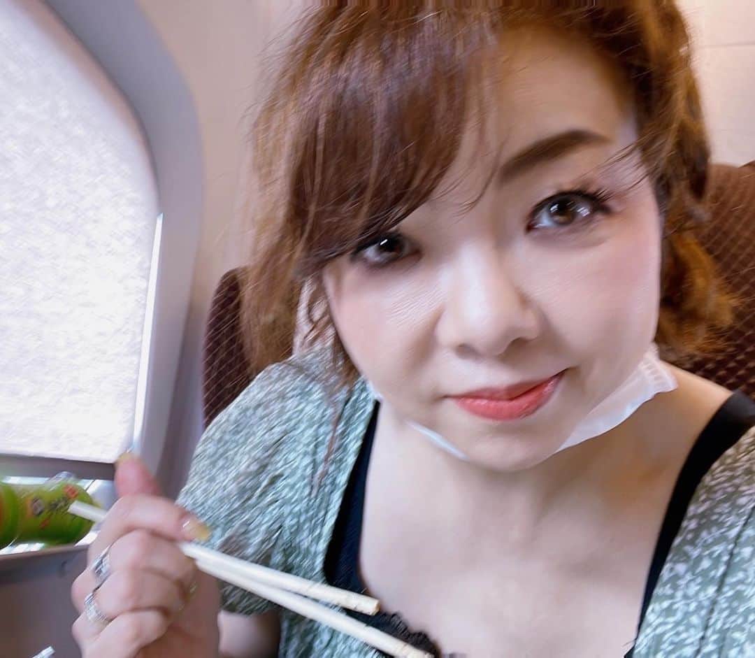 のインスタグラム：「新幹線で手作り弁当🍱 お中元でもらった明太子を食べた過ぎて、ささっと作ってきました‼️ 我ながら美味しかっただ😆  昨日配信のYouTubeは、ひたすら自宅で、昼ごはんを食べ続けてる動画です😊 テレビ電話のように見てくれてる皆さんに話しかけてます笑  #ハイヒールモモコ #👠 #👠🍑 #CHANEL #シャネラー #グルメ #アメブロ  #YouTube #モモコ新聞 #昼ごはん #おうちご飯 #お弁当 #明太子 #手作り弁当」