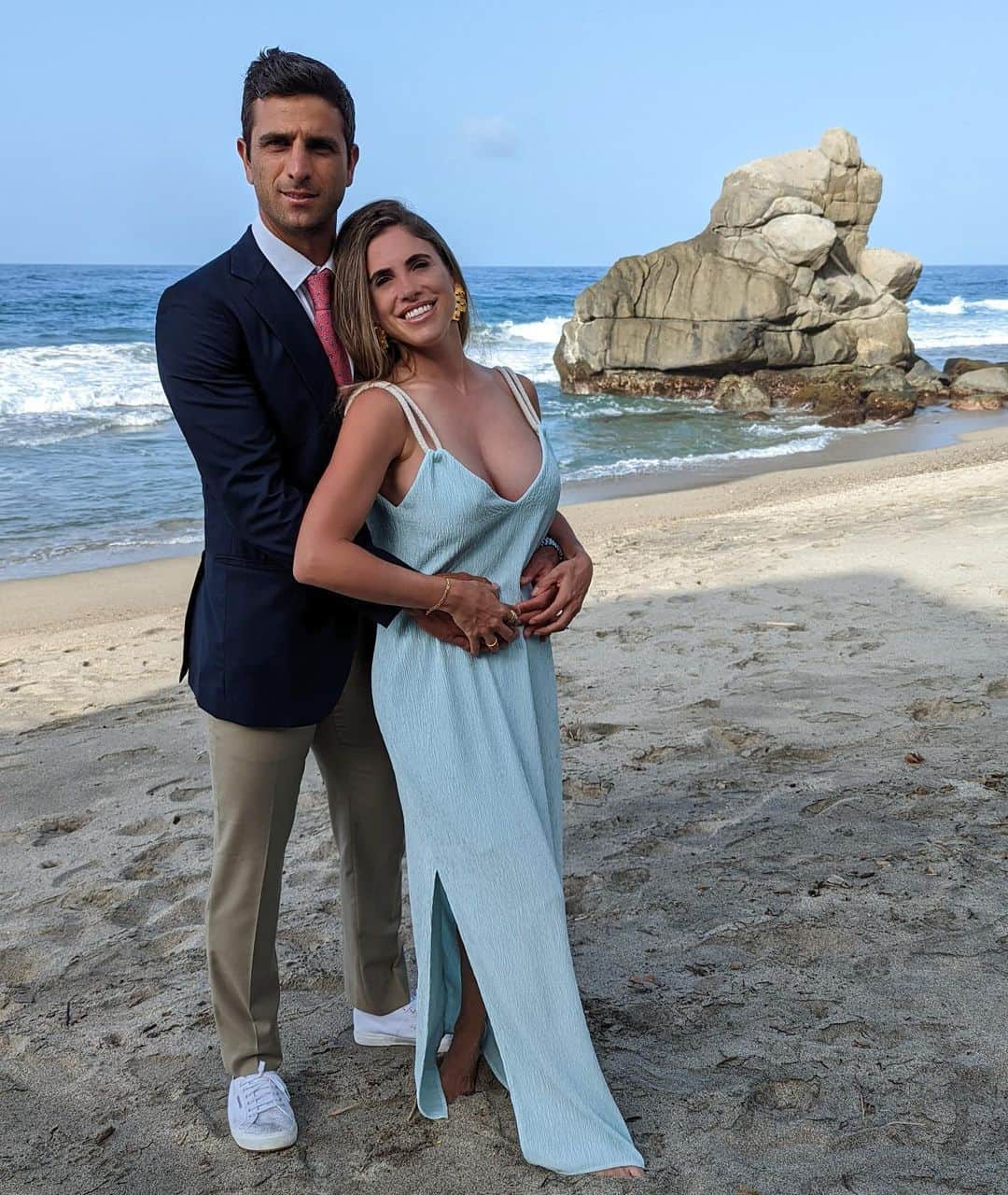 ベレン・モゾのインスタグラム：「Se nos ve como happy, ¿no @robertfarah ? Estamos MUY happy 😊  We are just so happyyyyyyyyyy」