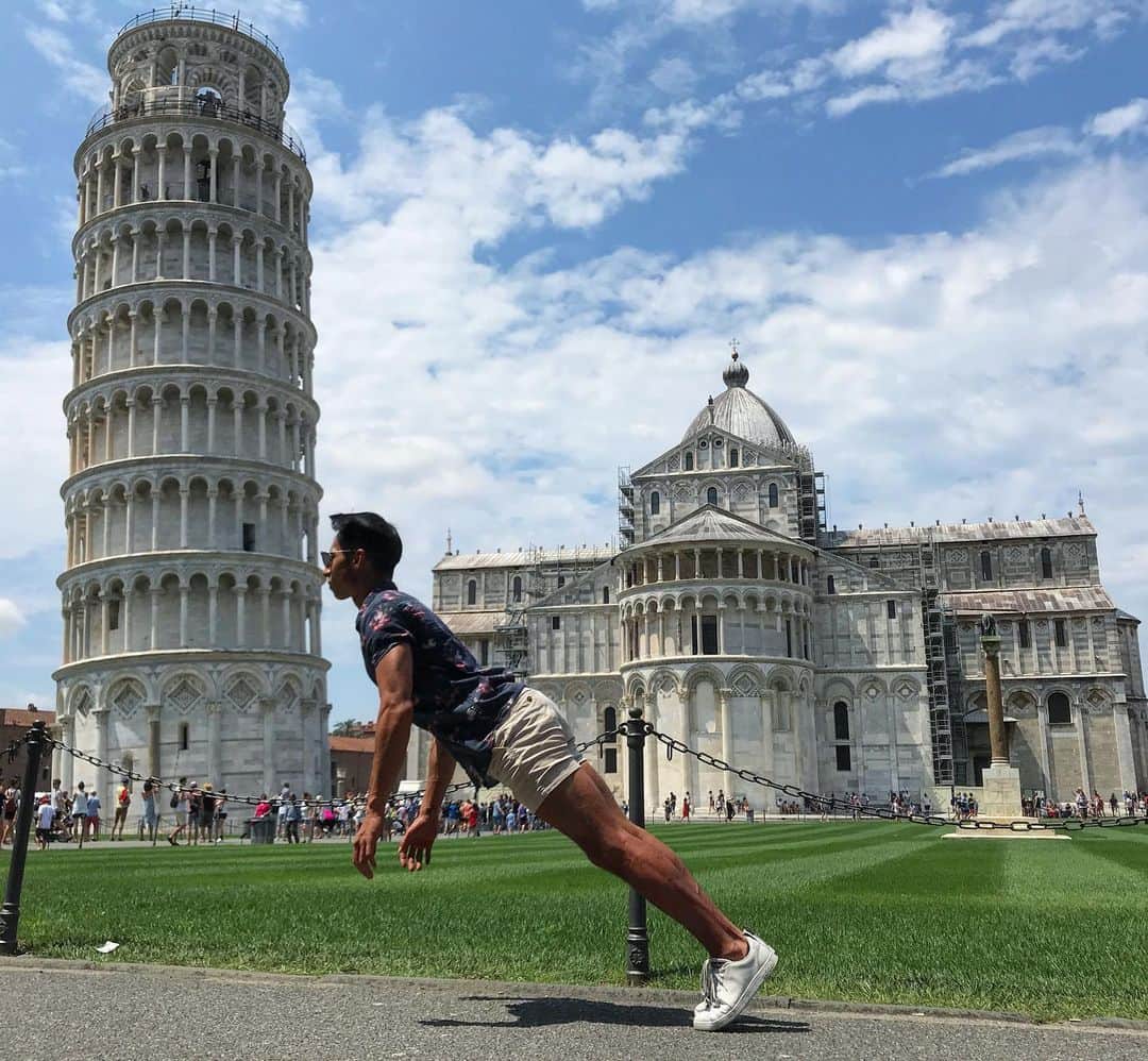 ジェレミー・テンのインスタグラム：「I think I won this challenge   #Throwback #TBT #LeaningTowerOfPisa #Rome #Italy #FollowYourNose #Travel」