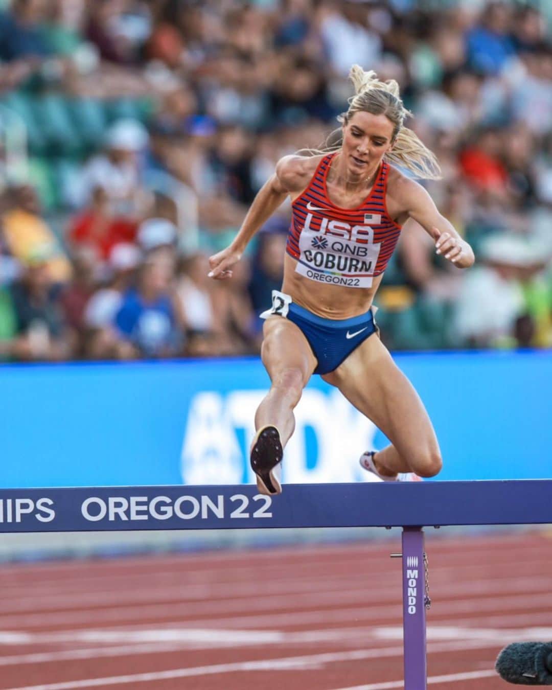 エマ・コバーンのインスタグラム：「The World Championship final wasn’t my day. I went hard from the gun in hopes to hang on long enough for a medal, but I faded to 8th in the end. But I gotta say, racing the world championship on home soil, with big cheers for all team USA athletes, felt so special. Through all the highs and low this sport gives, I’ll always always always be grateful to line up with USA across my chest. The pride we felt as Team USA athletes, competing on home soil, was incredible. Thank you to all the fans who came to watch, to @usatf for taking great care of the team, to @newbalance for being in my corner, & to my friends, family, and teammates who cheered hard (even when the dream race didn’t play out). I feel like I spent the last 11 months crawling out of the hole that I put my body in during the Olympics and am confident that I have some great days on the track ahead of me. I’ll be back out soon ✌🏻 Also!!! So proud of team boss with 3 girls in the top 10 is the world in their events (@corymcgeeruns 10th in 1500m, @emmajanelbates 7th in marathon, & me. Good job @joebosshard) @wchoregon22 (pics 1,2 @justinbritton, 3,4 @notafraid2fail)」
