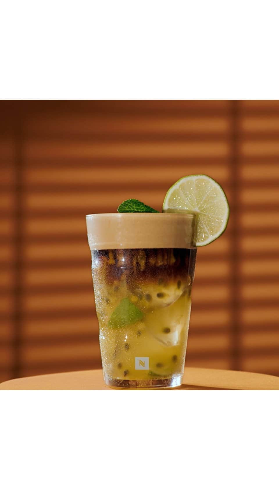 Nespressoのインスタグラム：「Make your iced coffee moment unforgettable with this twist on our Liminha Over Ice.    Here's what you'll need:   ☕️ 40ml Liminha Over Ice Capsule  ☕️ 10ml Vanilla Syrup  ☕️ 4 Ice Cubes  ☕️ Garnish: a slice of lime    Check out our recipe on #NespressoRecipes and hit refresh.☕❤  #Summer2022 #ACupOfSunshine #BrazilianVibes」