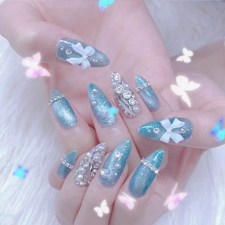 あかりのインスタグラム：「みずいろネイル🦋💎✨ マグネットネイルだよん🤍  おまかせにしたけど やっぱり  @roomy_and_co さんゎ まちがいないですな🥹🤍🤍🤍  はじめてオーナーさまにも あえたけど 美人すぎて おったまげまちた🥹💖✨✨わら  ほんとにいつもありがとう ございますっっ🥹🤍🤍🤍  #マグネットネイル」