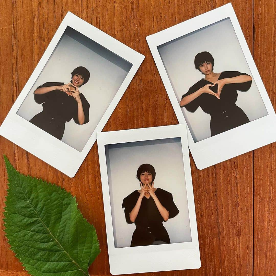 のインスタグラム：「🌸🌿 『鮮度はいつだって、流行に置いてけぼり』  BARFOUT!でこの連載を始めて丸2年が経ちました。 蛍光灯や自然光や、時々月明かりの下から、 2年目も変わらぬ私でお届けしていますので 今月も是非、覗いてみてください。  🌗  @barfout_magazine_tokyo」