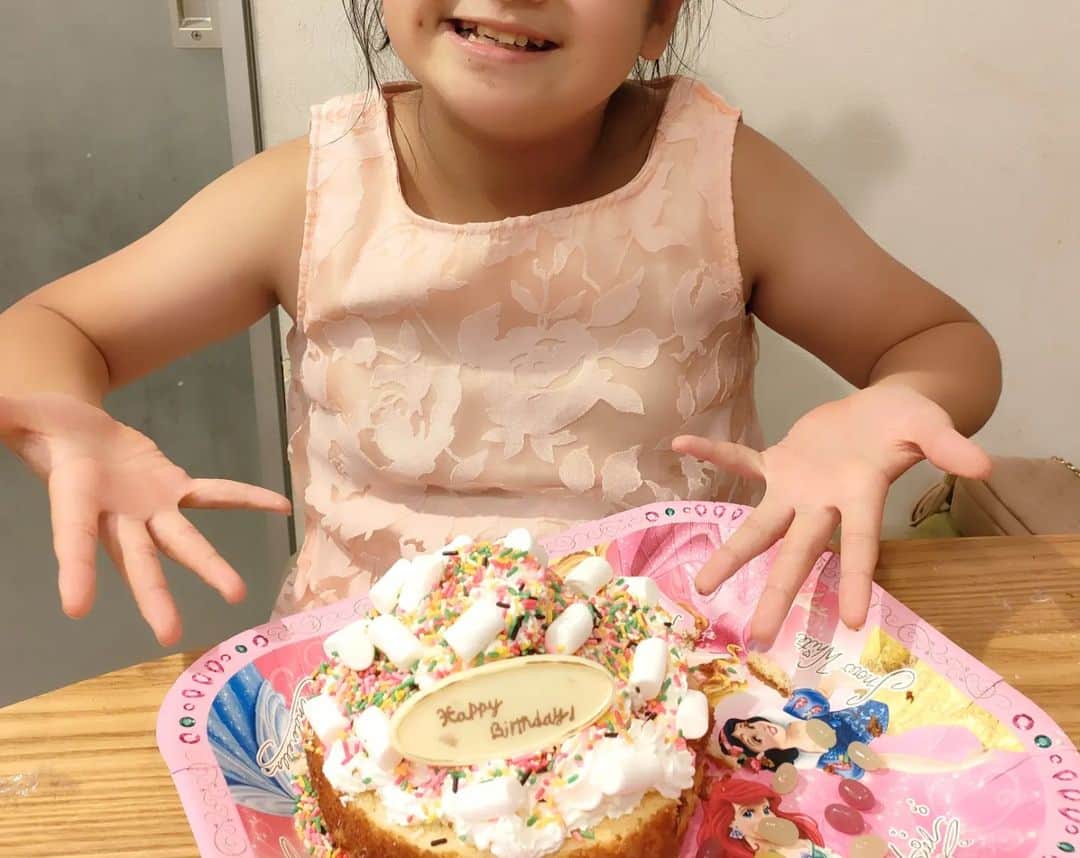 安田さちさんのインスタグラム写真 - (安田さちInstagram)「7月17日、次女が10歳の誕生日を迎えました✨  とにかくオシャベリで、家族の中ではお笑い担当。  いつもみんなを笑わせてくれます😂  直すべき所もたくさんあるけど、自分を愛してノビノビ育ってほしいな☺️  好きなものばかりを集めた甘いケーキとおかずケーキを作ってご満悦でした🎂  #10歳の誕生日#バースデーケーキ#次女10歳#小学４年生#お笑い担当#生まれてきてくれてありがとう❤️」7月22日 18時41分 - sachi.yasuda31