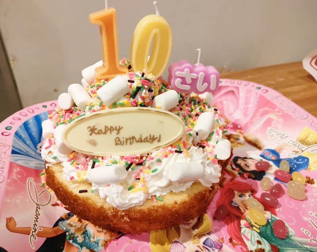 安田さちのインスタグラム：「7月17日、次女が10歳の誕生日を迎えました✨  とにかくオシャベリで、家族の中ではお笑い担当。  いつもみんなを笑わせてくれます😂  直すべき所もたくさんあるけど、自分を愛してノビノビ育ってほしいな☺️  好きなものばかりを集めた甘いケーキとおかずケーキを作ってご満悦でした🎂  #10歳の誕生日#バースデーケーキ#次女10歳#小学４年生#お笑い担当#生まれてきてくれてありがとう❤️」