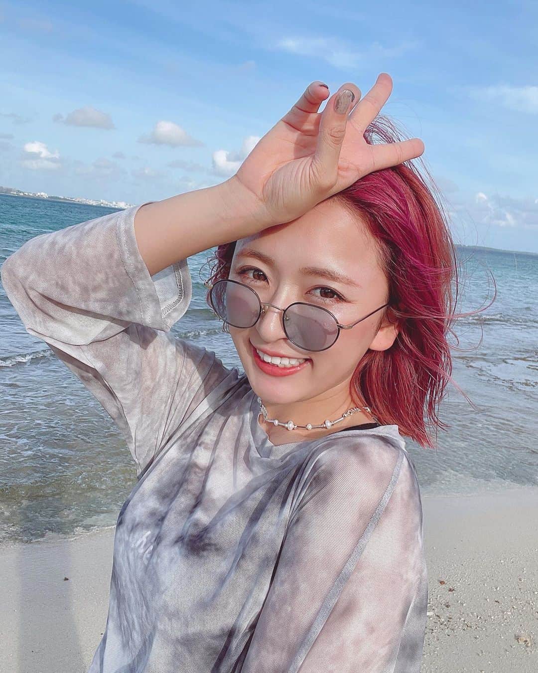にこのインスタグラム：「❤️🌞❤️  Tops : fiere Bottoms : me+em select   日焼けで顔ぱりぱり🫥」