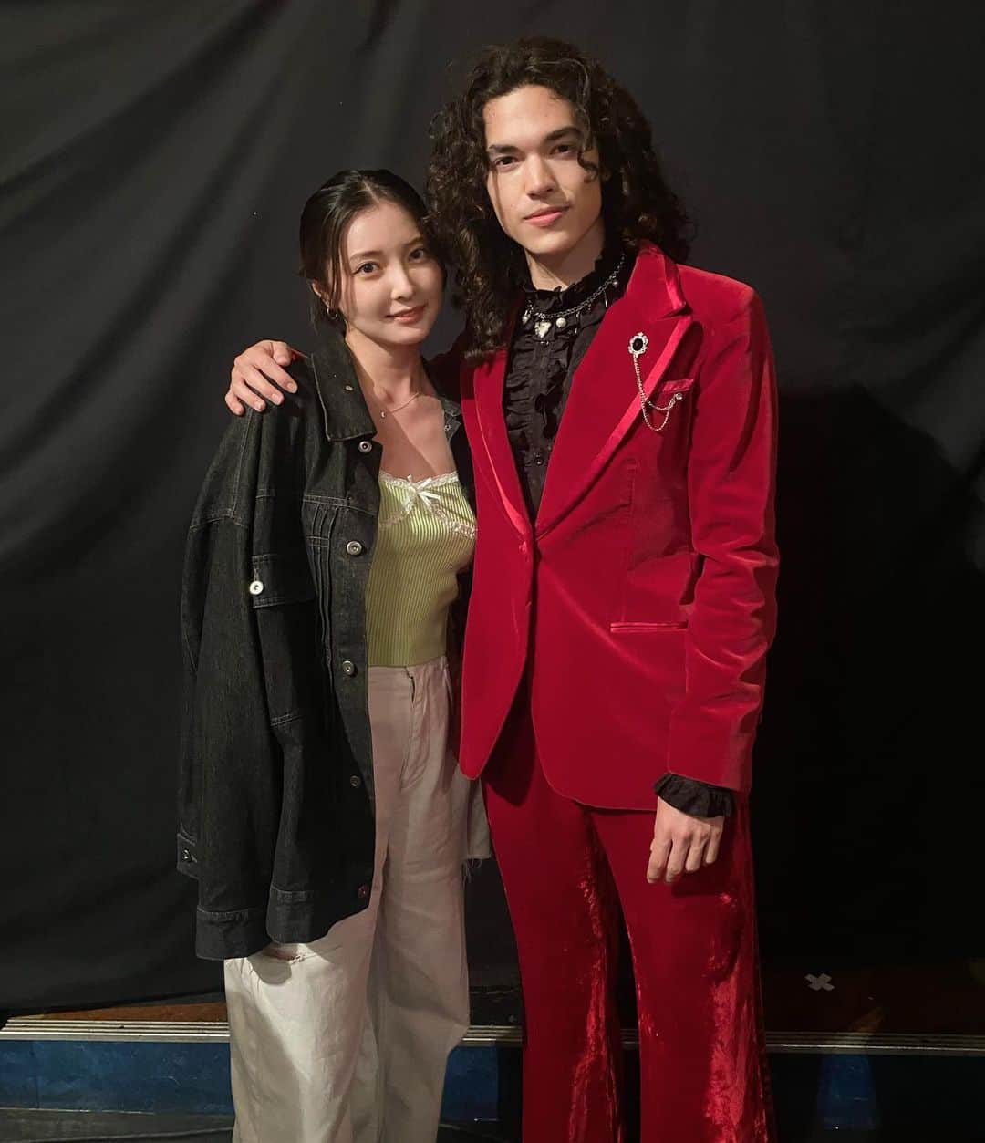 大石絵理のインスタグラム：「nice meeting you @conangray 👏👏💜 English Juke Box でもよく取り上げさせていただいているConan Grayのパフォーマンスを見に行かせていただきました☺️💖 大好きなheatherとってもよかった！！ @chikara_ksh ありがとう❤️」