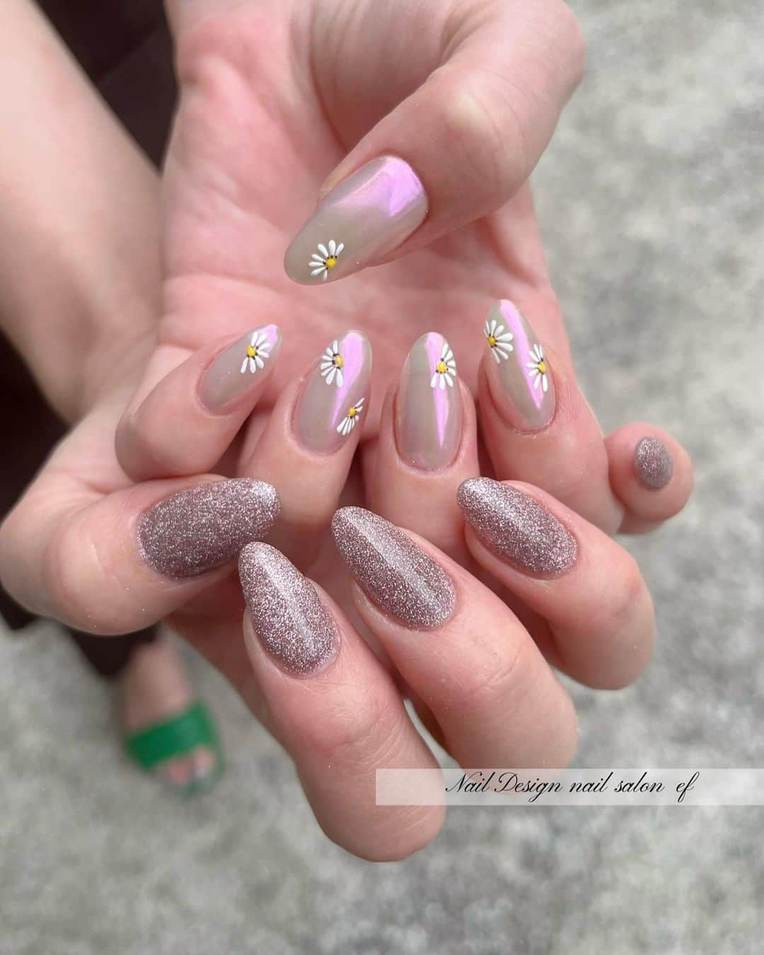 小森純さんのインスタグラム写真 - (小森純Instagram)「最近のネイル様達。 @ef.nail  @ef.nail  ・ 夏ネイル💅手描きアートネイルが大人気です❤️ 慌ただしい日々のお陰もあり、 あっという間に8ヶ月に入ります🤰❤️ ベビさんのお名前はどうやら長男が決めるみたいで、かっちょいー名前の候補がちらほら出てます😊💙 任せたぞ❤️お兄ちゃん❤️ ・ ・ 今日20時upのYouTubeでもお話しさせて頂きますが、 実は5ヶ月後半に切迫と診断されてしまい、、 こんなにも不安で、切なくて、虚しくて、やるせなくて、、😭 当たり前に過ごせていた日々や、 当たり前に働けていた日々や、 当たり前にご飯が作れていた日々や、 当たり前にお風呂につかれていた日々が一転して寝たきり生活を送っていました。😭 ・ 周りのサポートのお陰もあり今では切迫も落ち着き、相変わらず毎日楽しく💅してますよ❤️ ・ 産休まで後2ヶ月★❗️ 大事に大事に働かせていただきます❤️❗️ ・ ネイルは本当に楽しいです😏❤︎！ 沢山の方にこの素晴らしいお仕事がある事を伝えたいです❤️！ @ef.nail  ・ ・  #ネイル馬鹿#ネイルデザイン#ネイルは楽しい#ネイリスト#雪の結晶ネイル#パールネイル#フレンチネイル#フレンチ#石川町ネイル#石川町ネイルサロン#横浜市ネイルサロン#横浜市ネイル#efnail#efnail石川町」7月22日 19時01分 - jun.komori1122