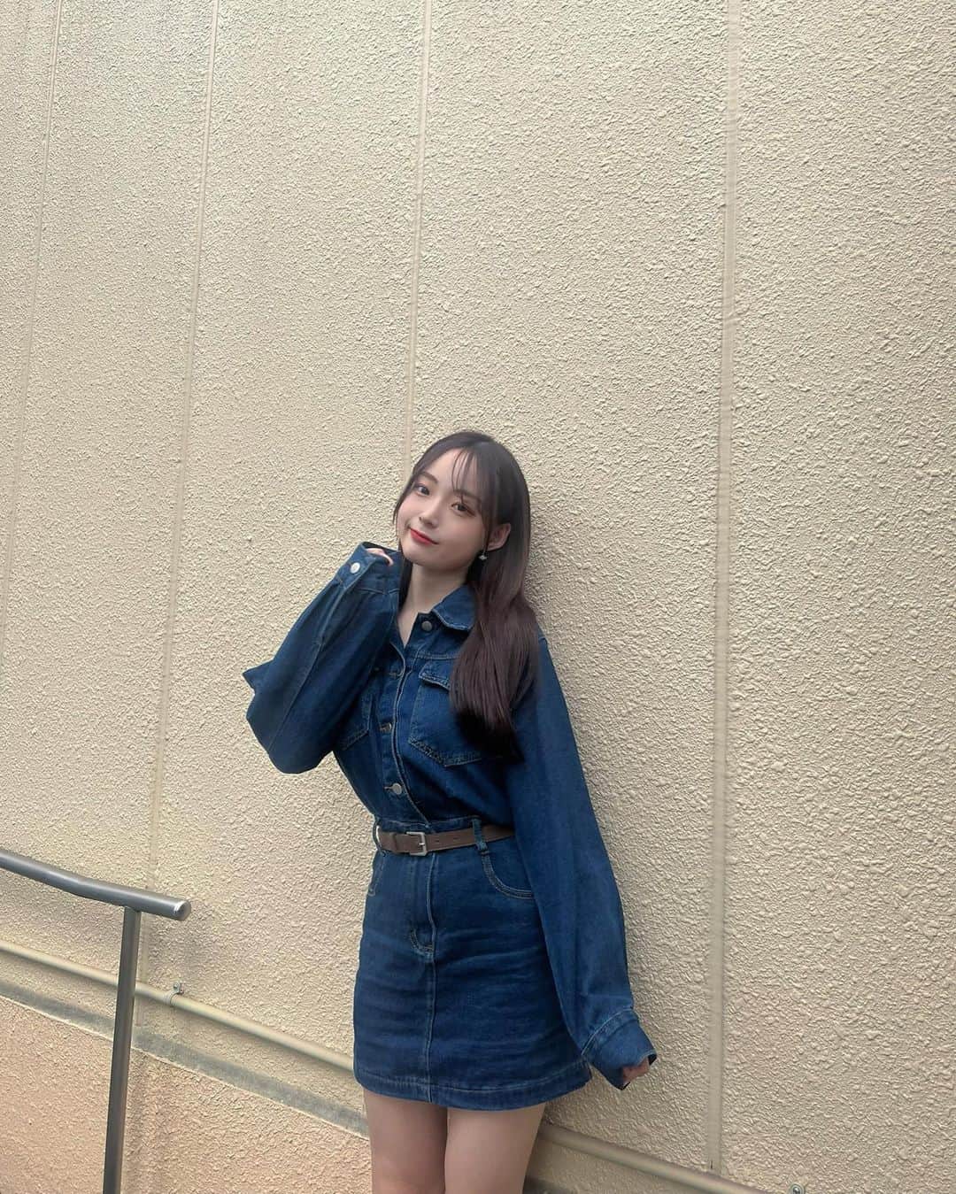 ゆうなのインスタグラム：「この服足長く見えるって褒められてるなう！」