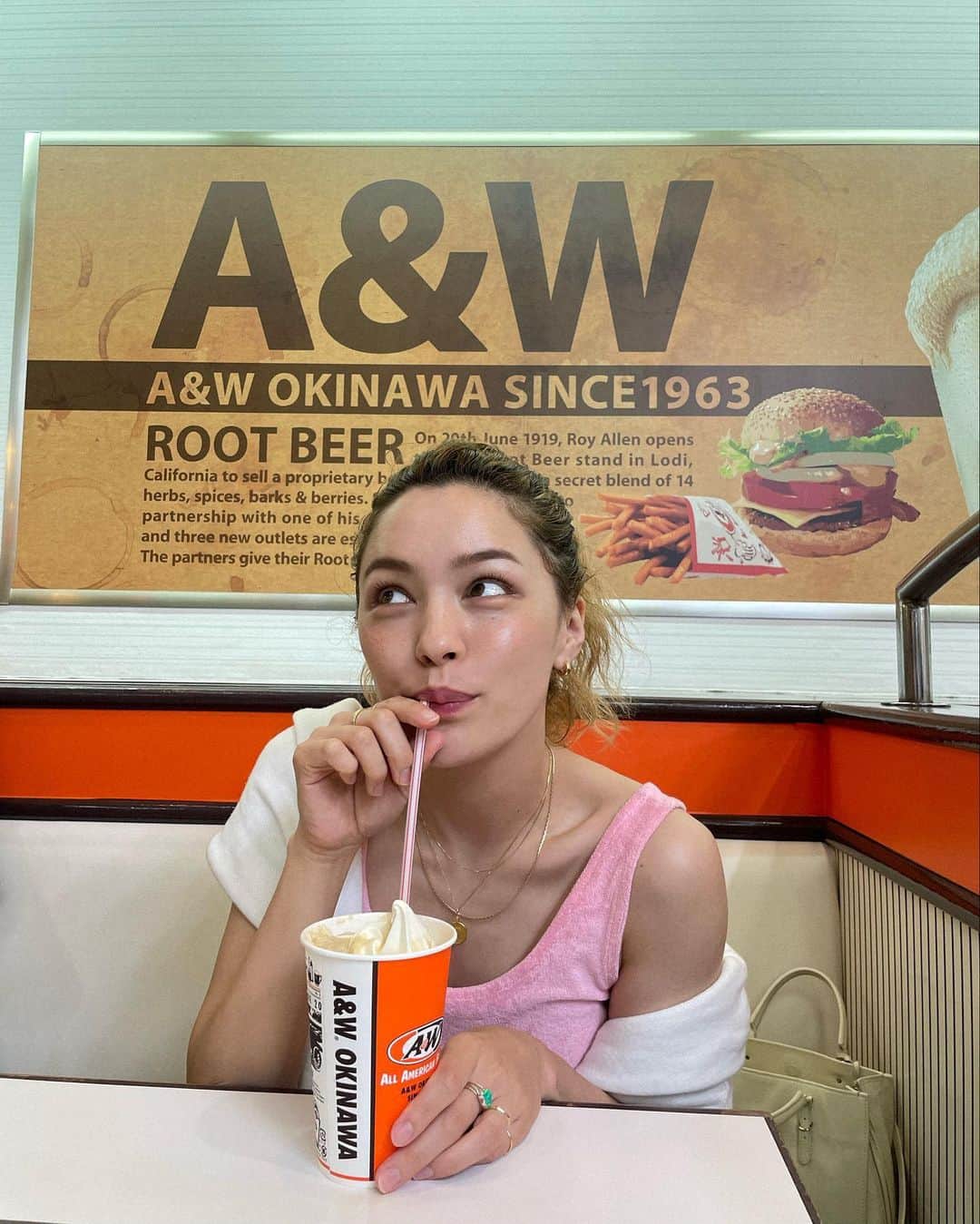 ステファニーのインスタグラム：「🧡❤️‍🔥🧡❤️‍🔥 沖縄といえば、大好きルートビア！ #love #yummy #rootbeer #aandw #ルートビア #沖縄」