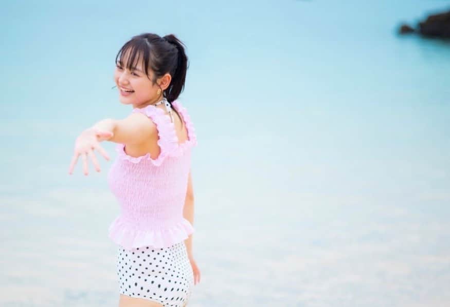 加藤栞のインスタグラム：「seventeen夏号発売中です🤍 沖縄行ってきたり 私服コーデ組んだり ボディ企画があったり…  今月号も沢山見所あります^^ 皆んな見てね~  #seventeen #05 #加藤栞 #セブンティーン」