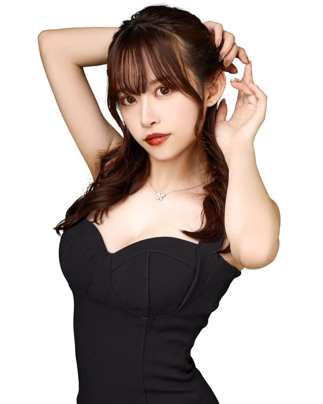 のインスタグラム：「💖✨💖✨💖✨💖✨  本日ご紹介するキャストさんは〈あみ〉さんです☺️  男性の視線を集めてしまう魅惑の胸元の持ちぬし🥰 どんな話題も拾ってくれるマルチなキャストさんなので、接待からワイワイ系までなんでもいけます✨  お酒も大好きなので、あみさんと楽しいお酒を飲まれてはいかがでしょうか？🍾  是非 あみさん指名でのご来店、心よりお待ちしております💖  ベネ東京では、お客様が安心してご来店頂く為スタッフ一同、店内の清掃・消毒・健康チェックを徹底してお迎え致します🩺  ご来店頂いたお客様の心に残る素敵な夜になる様、最高のおもてなしをご用意致しております✨ 本日も25時まで営業しております！皆様のご来店心よりお待ちしております🤩  <<<<<<<<<<<<<<<<<<<<<<<<<<<<<<<<<<<<<<<  @atom_graphics @session_photo_official @im_____iam  <<<<<<<<<<<<<<<<<<<<<<<<<<<<<<<<<<<<<<<  VENET TOKYO SHINJUKU 160-0021 東京都 新宿区歌舞伎町2-10-8 ゆきざきビル5Ｆ 03-5273-2424  #あみ　#魅惑の胸元　#聞き上手　#お酒大好き　#指名　#コロナ対策　#ベネチアン　#ベネ　#ベネ東京　#ベネ東京新宿　#venettokyo #福岡　#中洲　#東京　#六本木　#新宿　#歌舞伎町　#銀座　#横浜　#大阪　#北新地　#キャバクラ　#クラブ　#ラウンジ　#キャバ嬢　#ホスト　#お酒　#シャンパン　#ワイン　#かわいい」