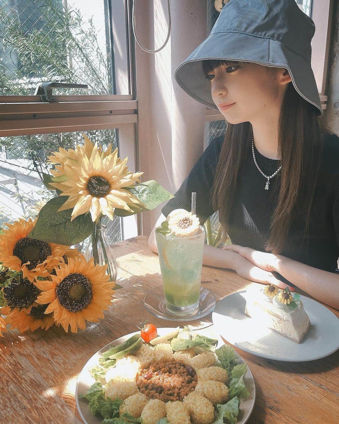 荻野由佳のインスタグラム：「行ってみたかったひまわりのカフェー！！！！！！！！」