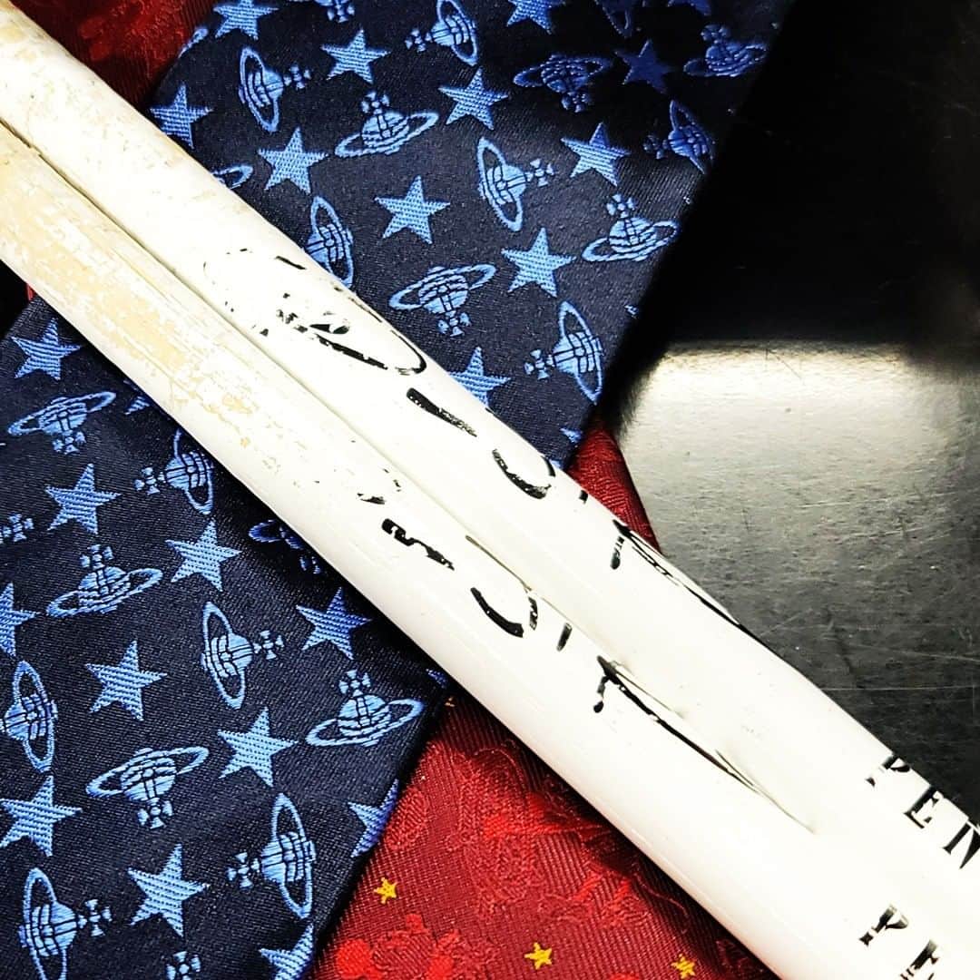 O-JIROのインスタグラム：「220706 drumgodsは2回公演なので、シャツとネクタイは2パターンにしてみました。」